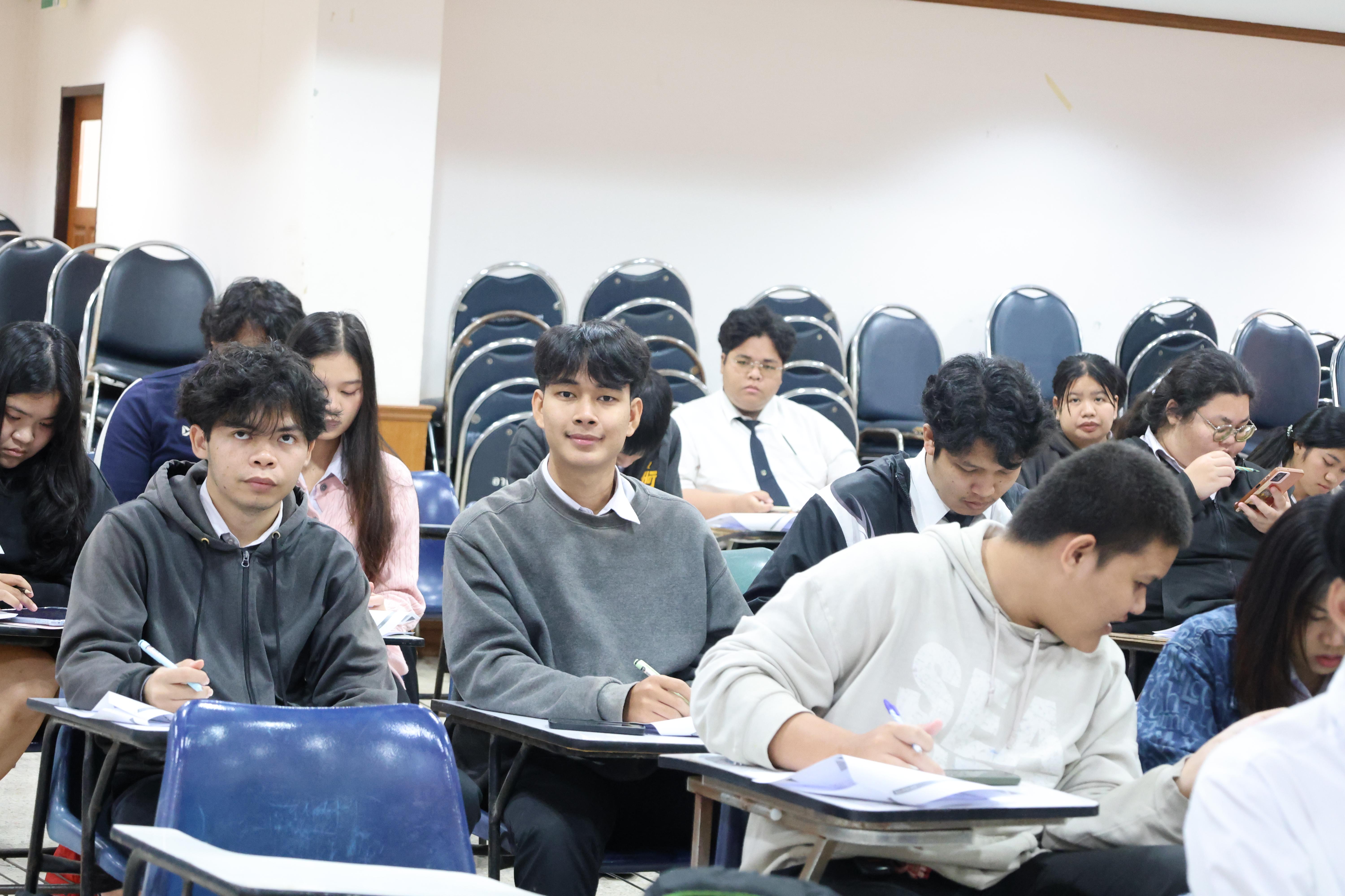 103. กิจกรรมอบรมสัมมนาเชิงปฏิบัติการพัฒนาทักษะนักศึกษาตามฐานสมรรถนะชั้นปีที่ 3 "ครูนักภาษา"