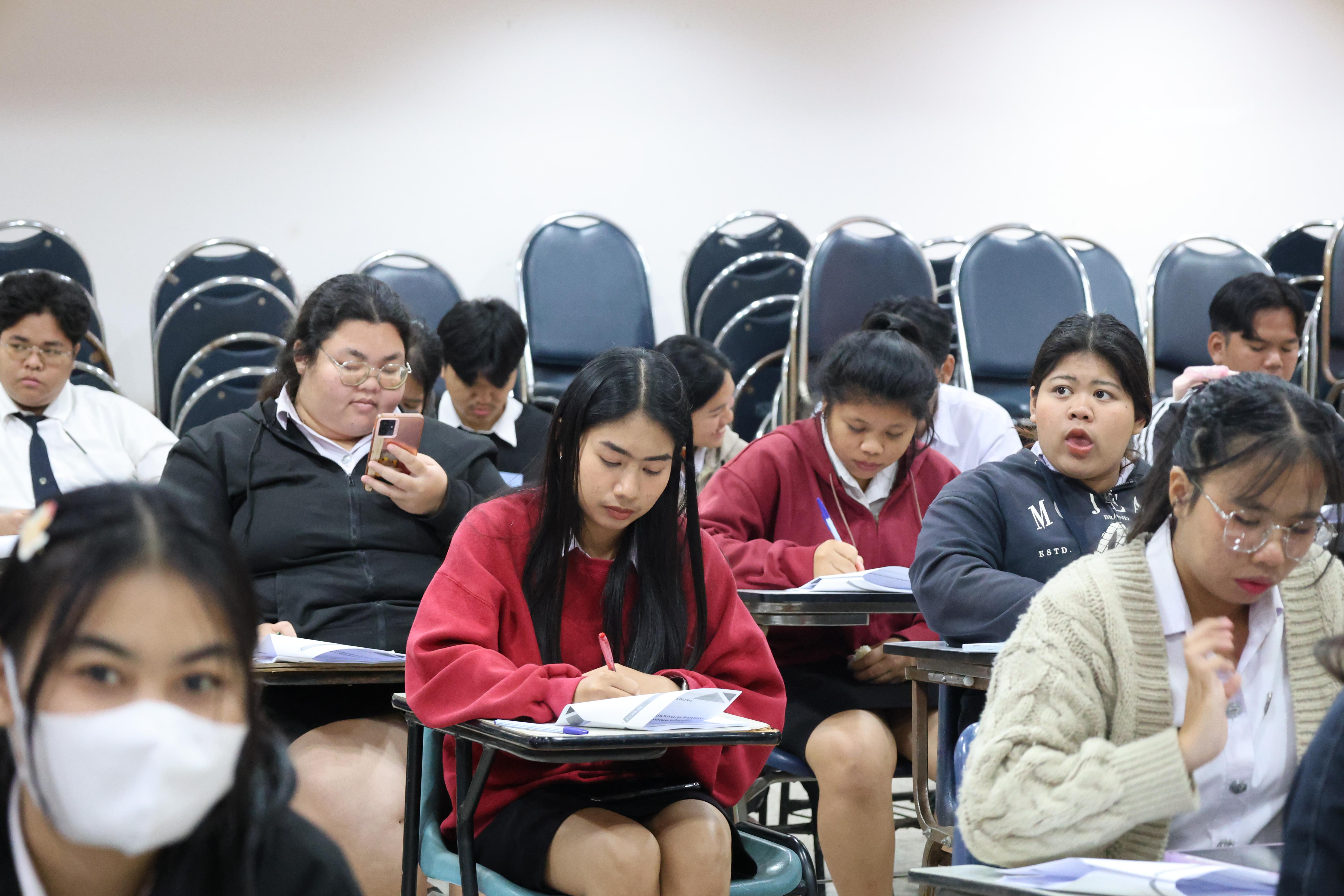 105. กิจกรรมอบรมสัมมนาเชิงปฏิบัติการพัฒนาทักษะนักศึกษาตามฐานสมรรถนะชั้นปีที่ 3 "ครูนักภาษา"