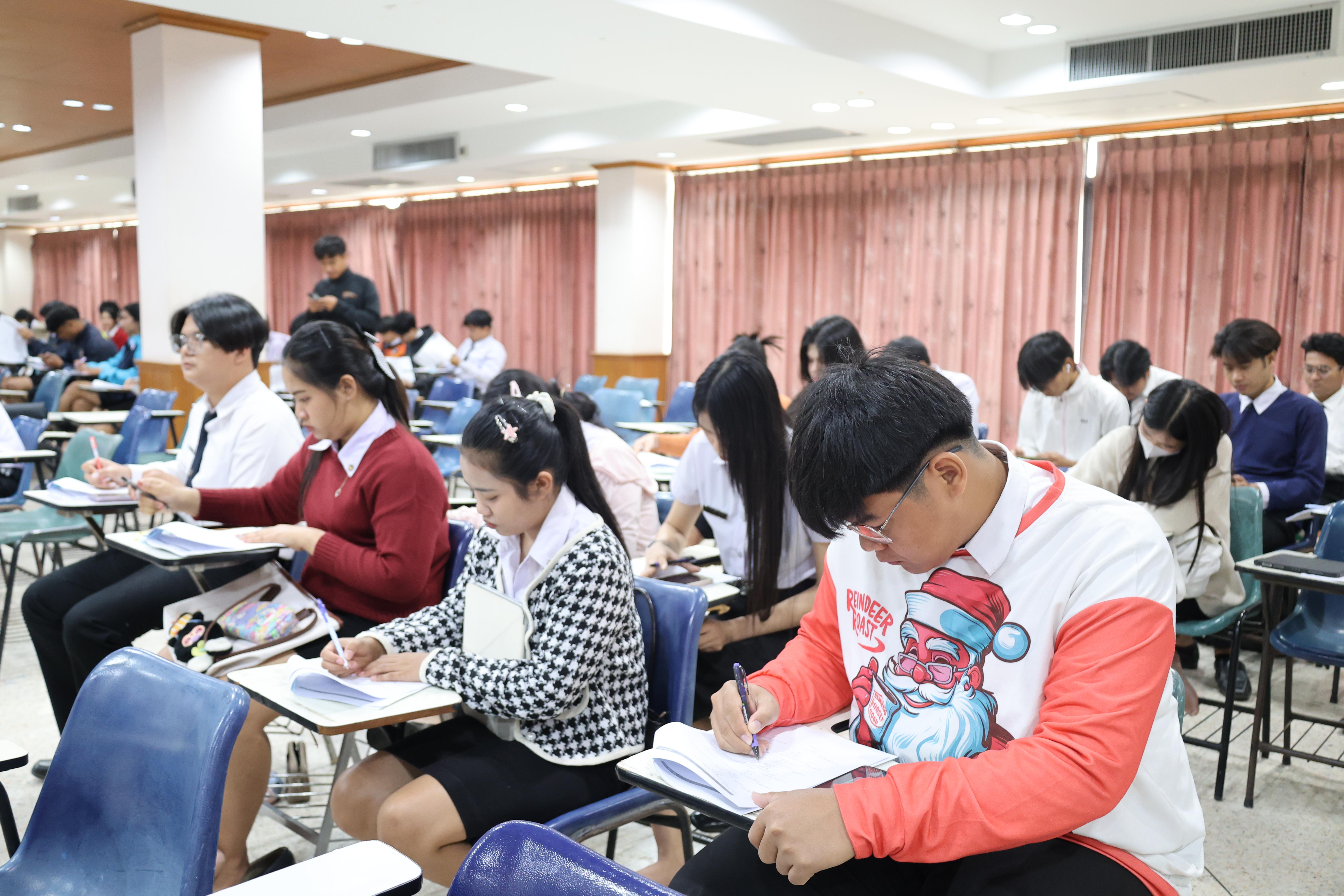 109. กิจกรรมอบรมสัมมนาเชิงปฏิบัติการพัฒนาทักษะนักศึกษาตามฐานสมรรถนะชั้นปีที่ 3 "ครูนักภาษา"