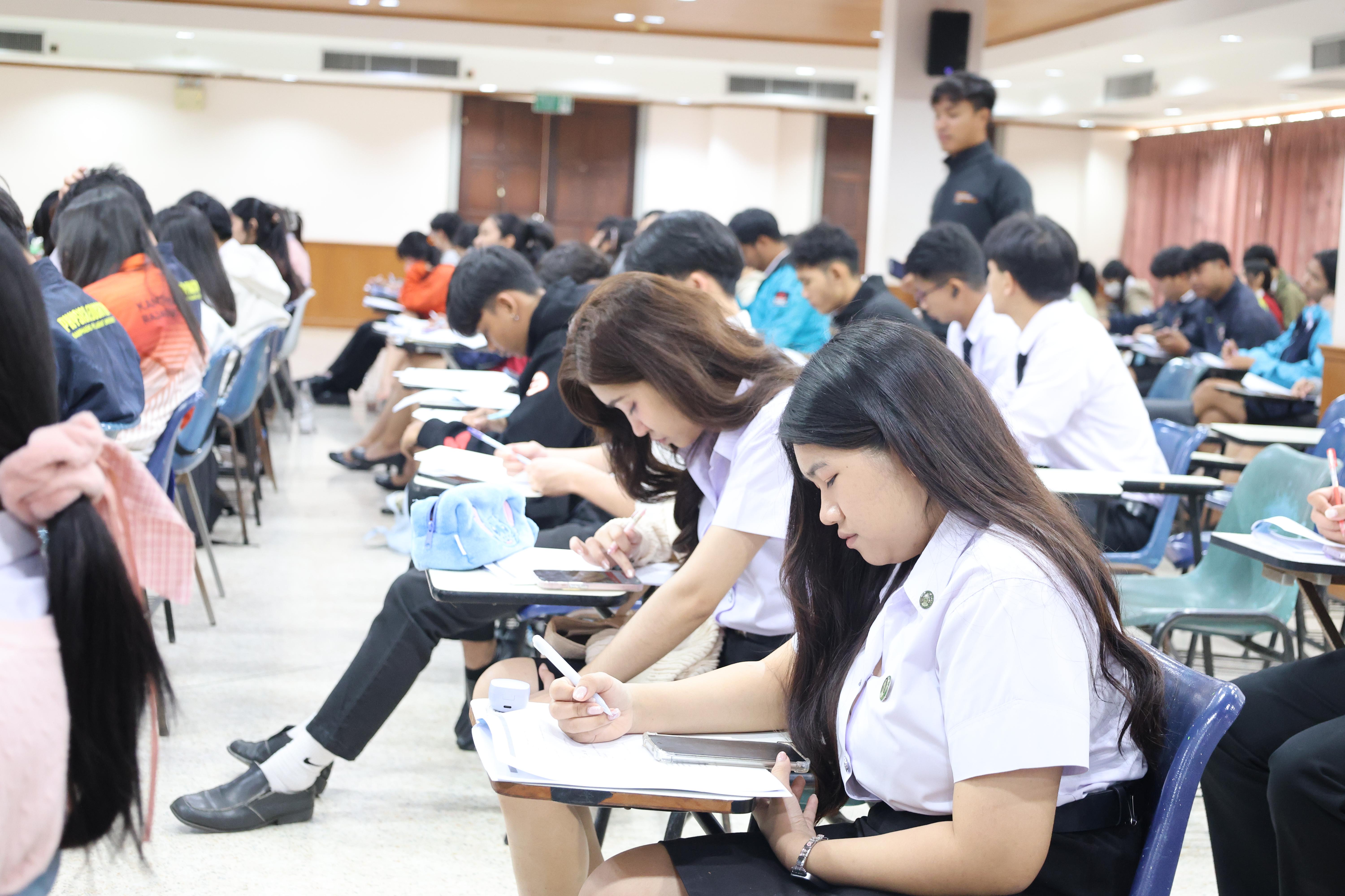 110. กิจกรรมอบรมสัมมนาเชิงปฏิบัติการพัฒนาทักษะนักศึกษาตามฐานสมรรถนะชั้นปีที่ 3 "ครูนักภาษา"