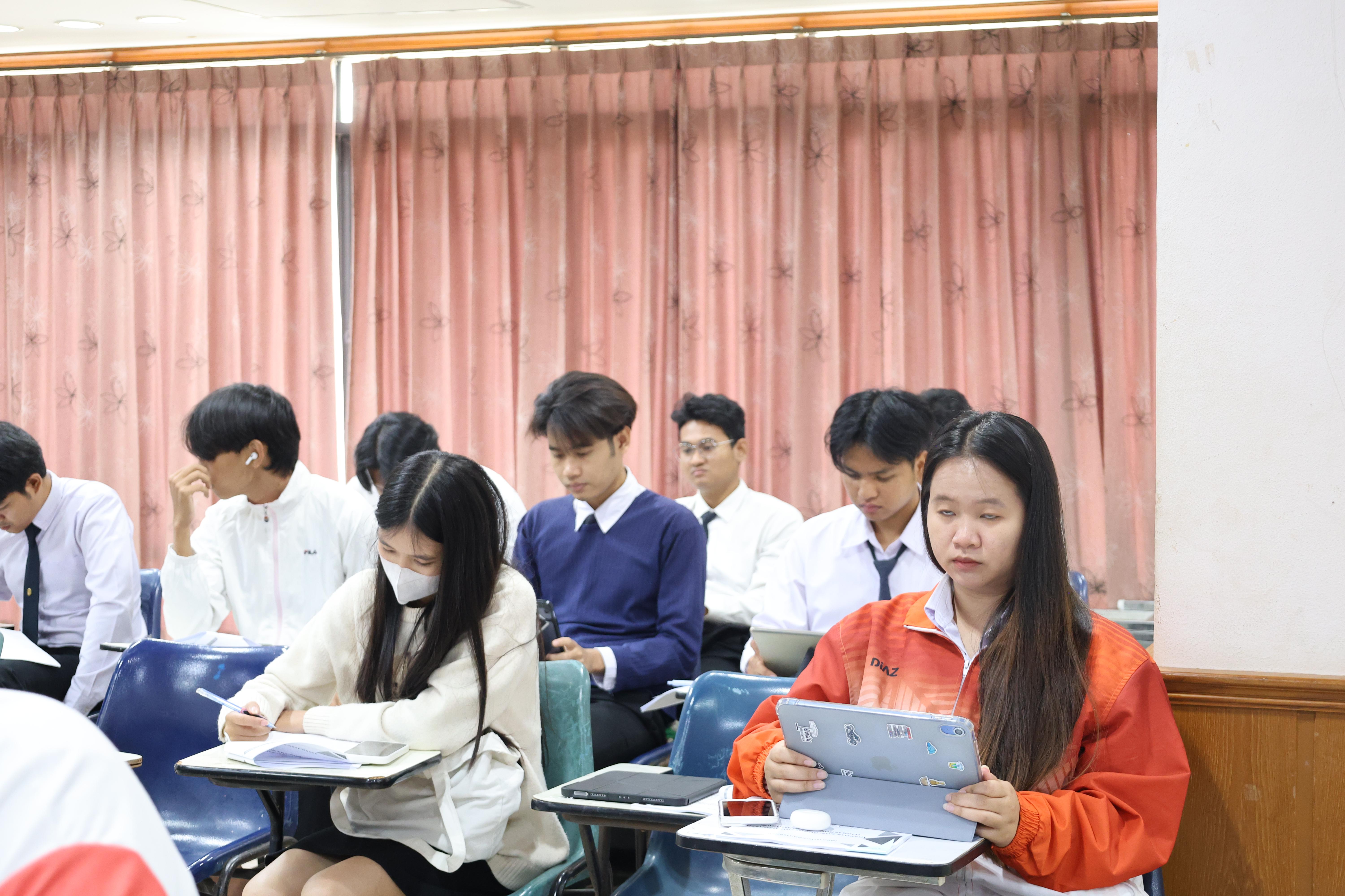 111. กิจกรรมอบรมสัมมนาเชิงปฏิบัติการพัฒนาทักษะนักศึกษาตามฐานสมรรถนะชั้นปีที่ 3 "ครูนักภาษา"