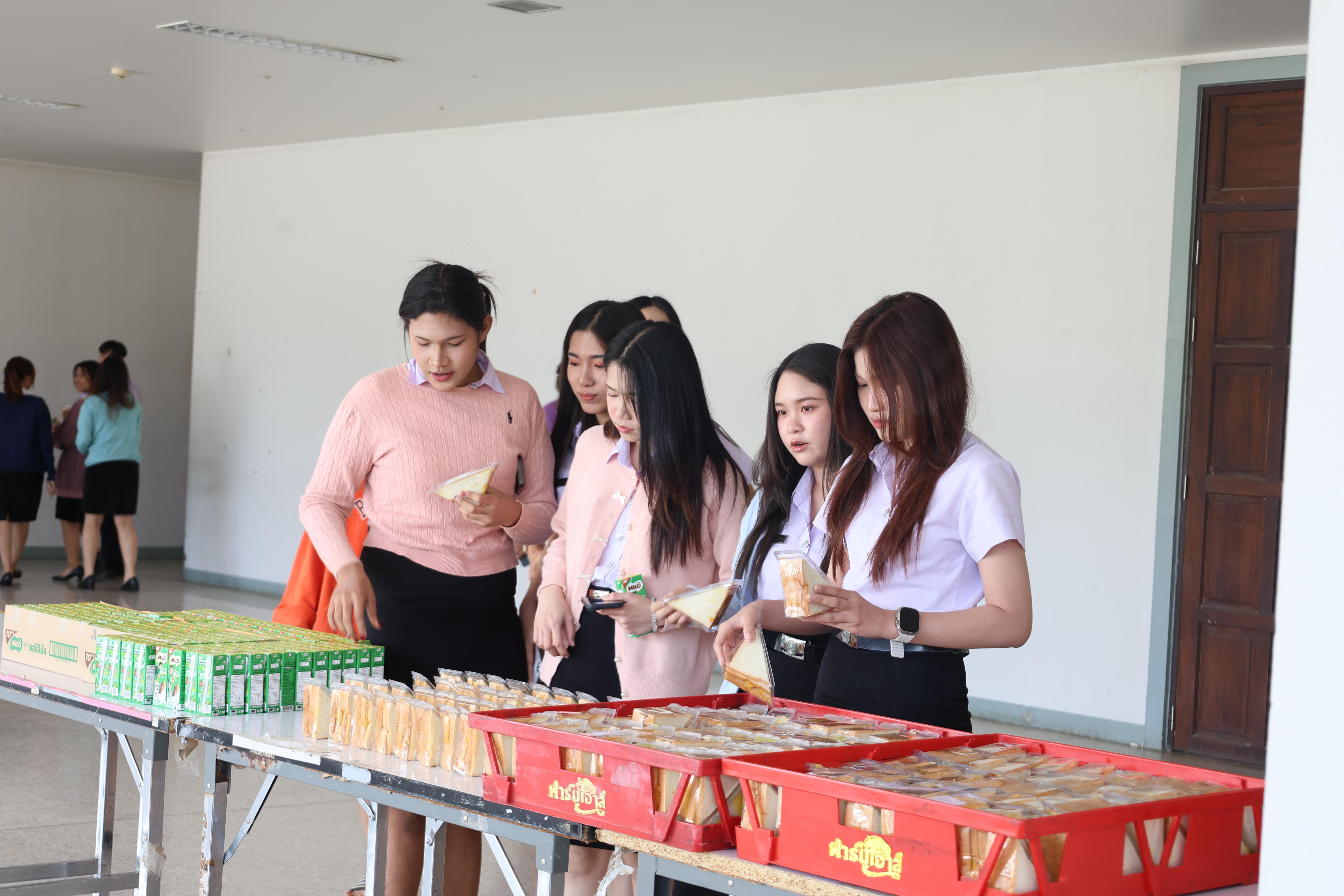 118. กิจกรรมอบรมสัมมนาเชิงปฏิบัติการพัฒนาทักษะนักศึกษาตามฐานสมรรถนะชั้นปีที่ 3 "ครูนักภาษา"