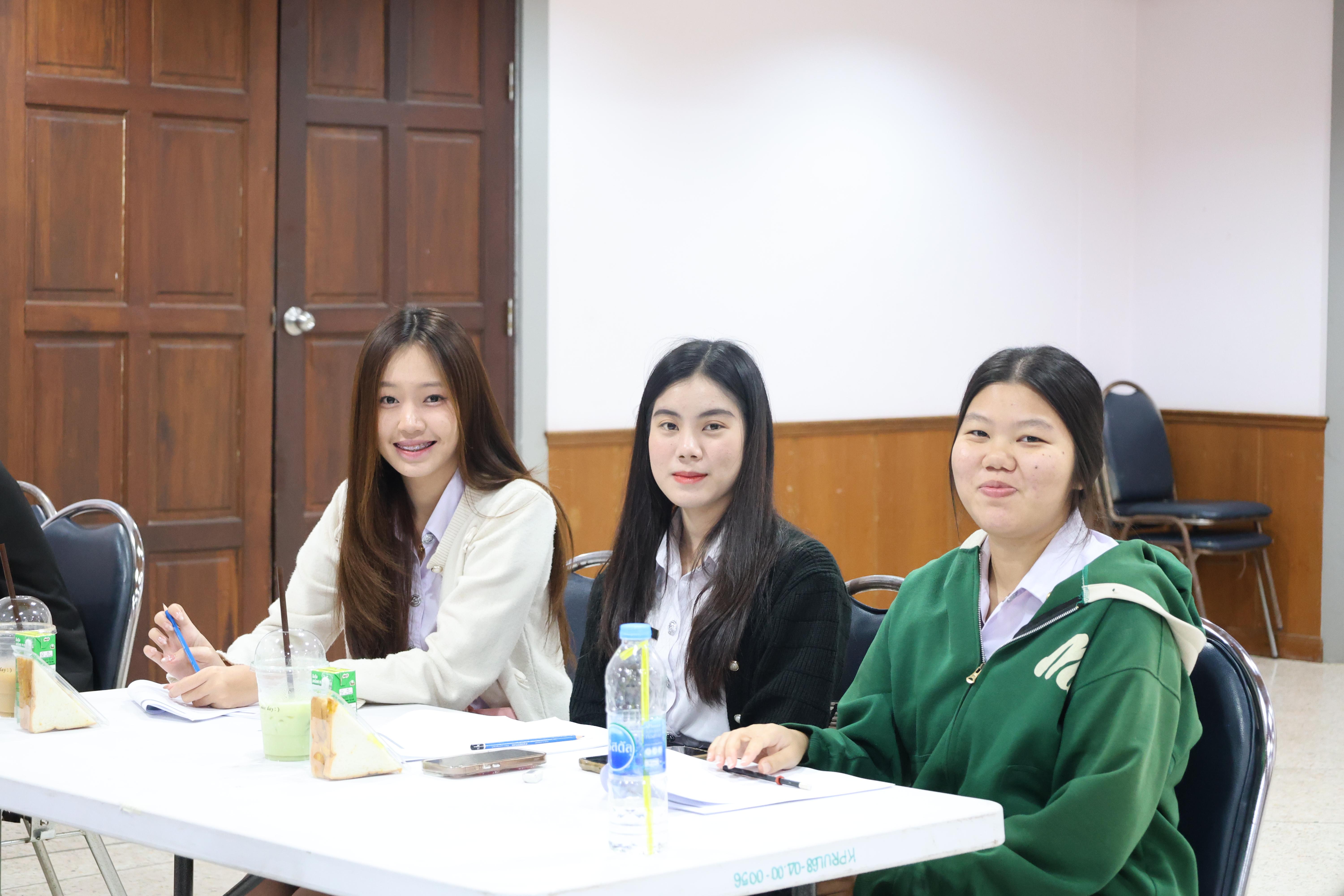 124. กิจกรรมอบรมสัมมนาเชิงปฏิบัติการพัฒนาทักษะนักศึกษาตามฐานสมรรถนะชั้นปีที่ 3 "ครูนักภาษา"