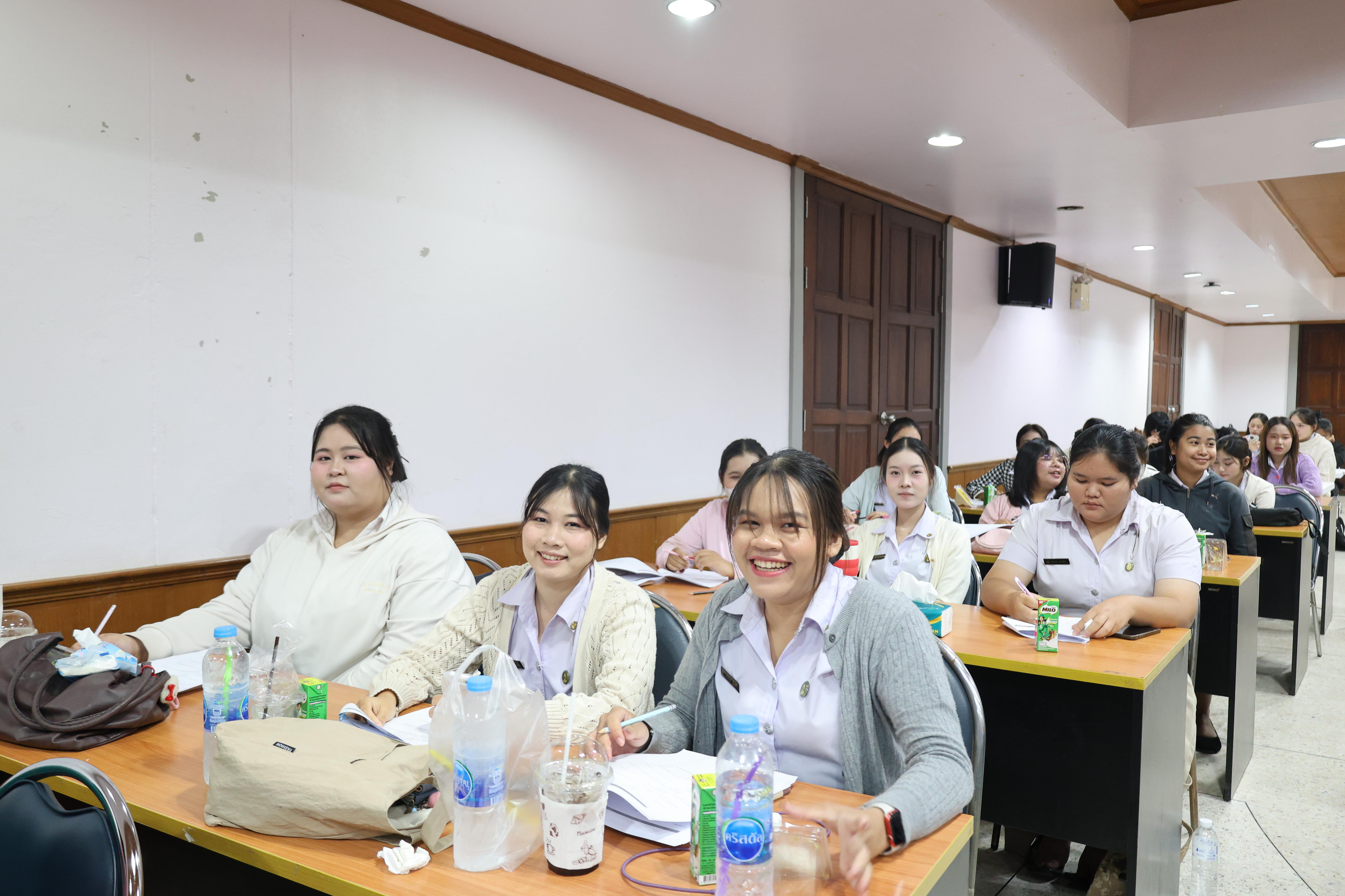 130. กิจกรรมอบรมสัมมนาเชิงปฏิบัติการพัฒนาทักษะนักศึกษาตามฐานสมรรถนะชั้นปีที่ 3 "ครูนักภาษา"