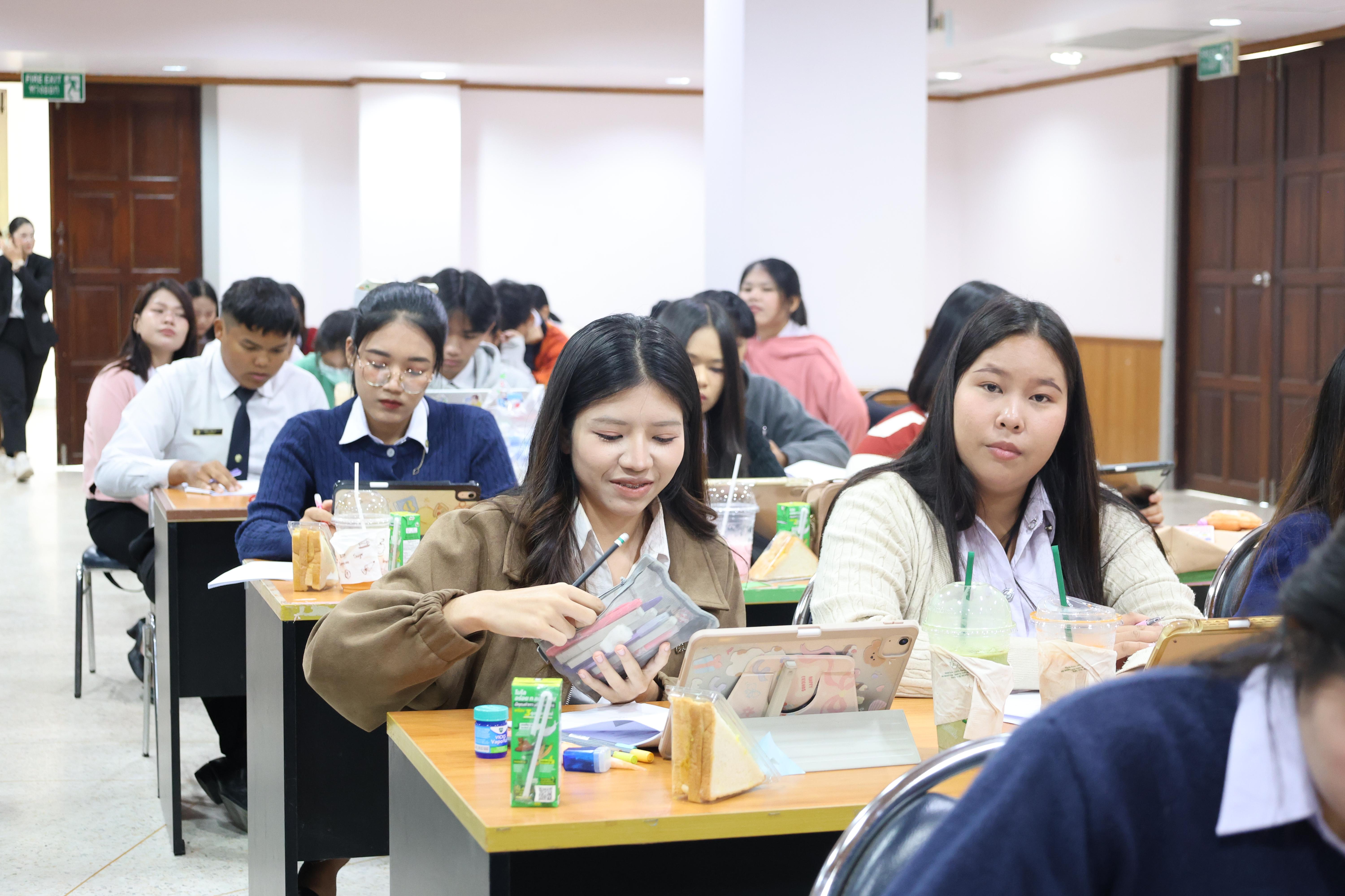 135. กิจกรรมอบรมสัมมนาเชิงปฏิบัติการพัฒนาทักษะนักศึกษาตามฐานสมรรถนะชั้นปีที่ 3 "ครูนักภาษา"