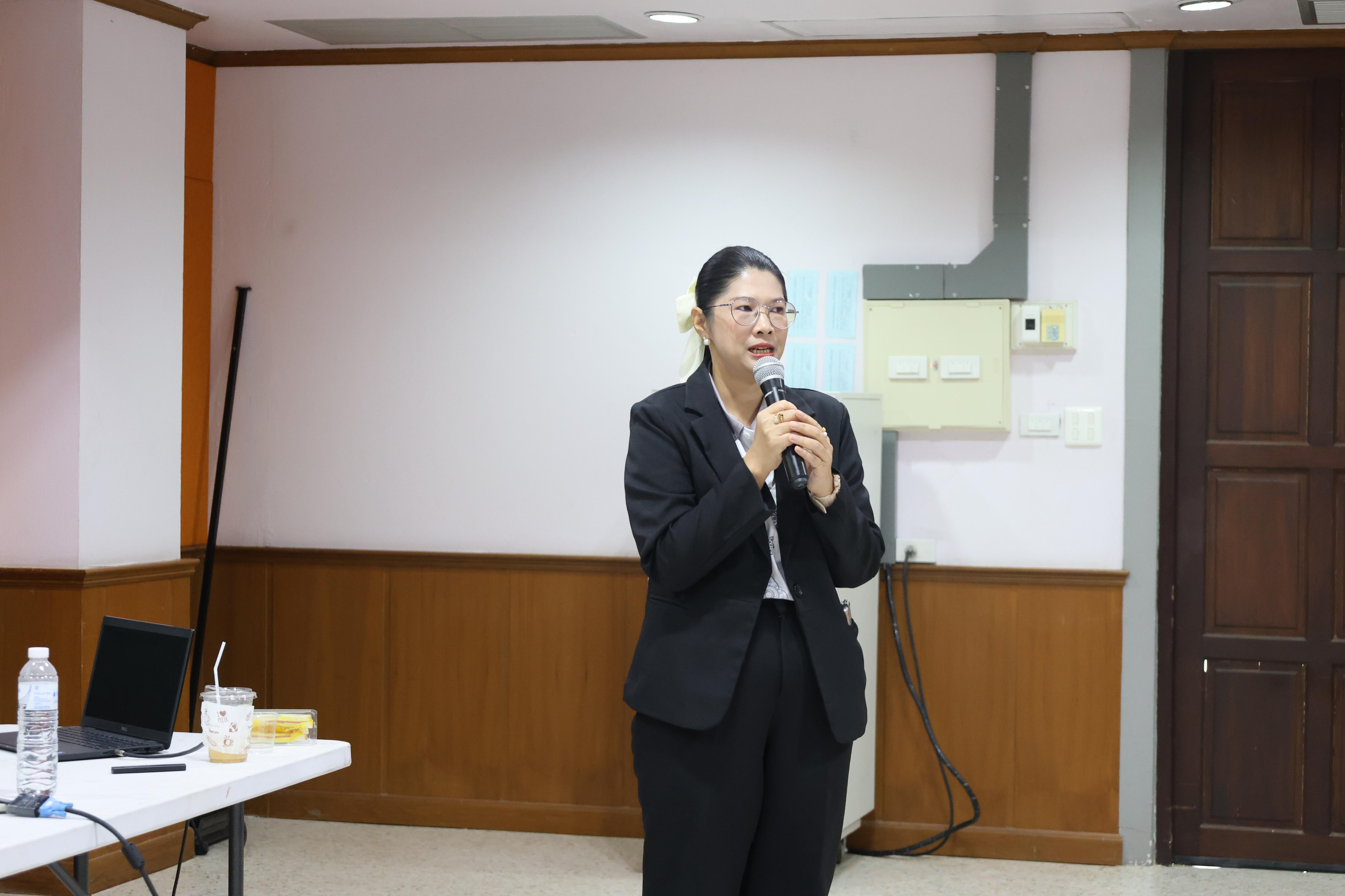 142. กิจกรรมอบรมสัมมนาเชิงปฏิบัติการพัฒนาทักษะนักศึกษาตามฐานสมรรถนะชั้นปีที่ 3 "ครูนักภาษา"