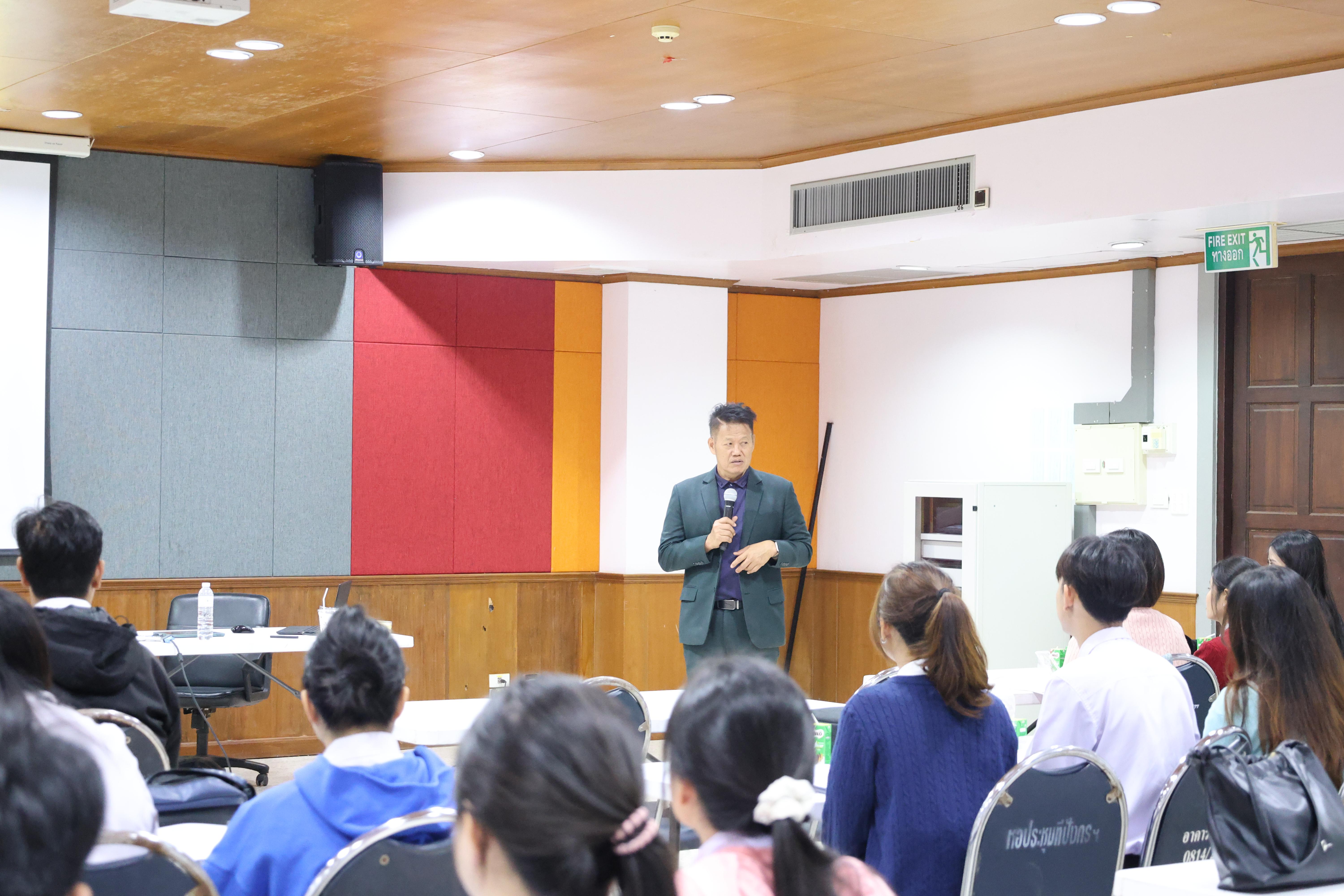 146. กิจกรรมอบรมสัมมนาเชิงปฏิบัติการพัฒนาทักษะนักศึกษาตามฐานสมรรถนะชั้นปีที่ 3 "ครูนักภาษา"