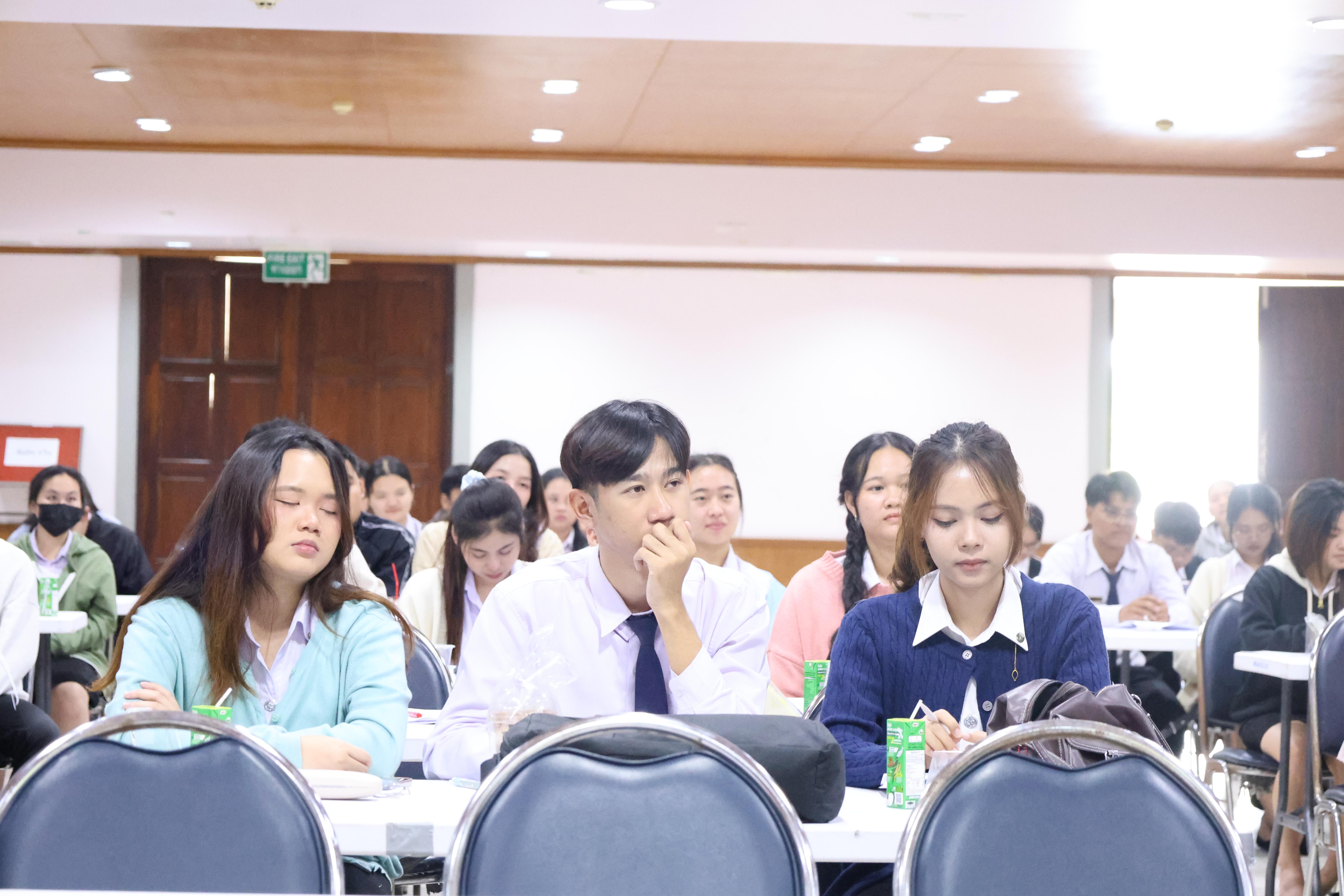 164. กิจกรรมอบรมสัมมนาเชิงปฏิบัติการพัฒนาทักษะนักศึกษาตามฐานสมรรถนะชั้นปีที่ 3 "ครูนักภาษา"