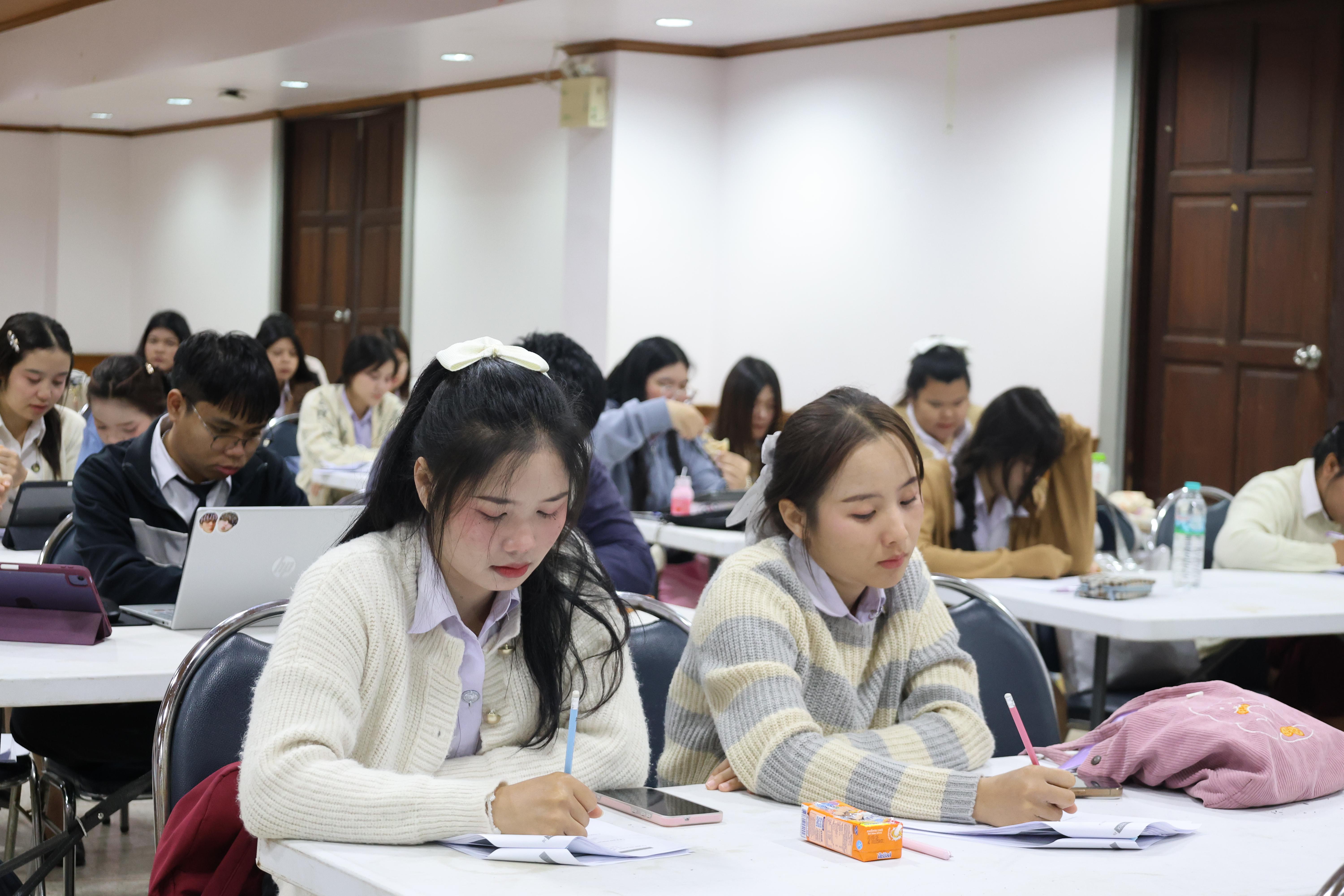 6. กิจกรรมอบรมสัมมนาเชิงปฏิบัติการพัฒนาทักษะนักศึกษาตามฐานสมรรถนะชั้นปีที่ 3 "ครูนักภาษา" วันที่สอง