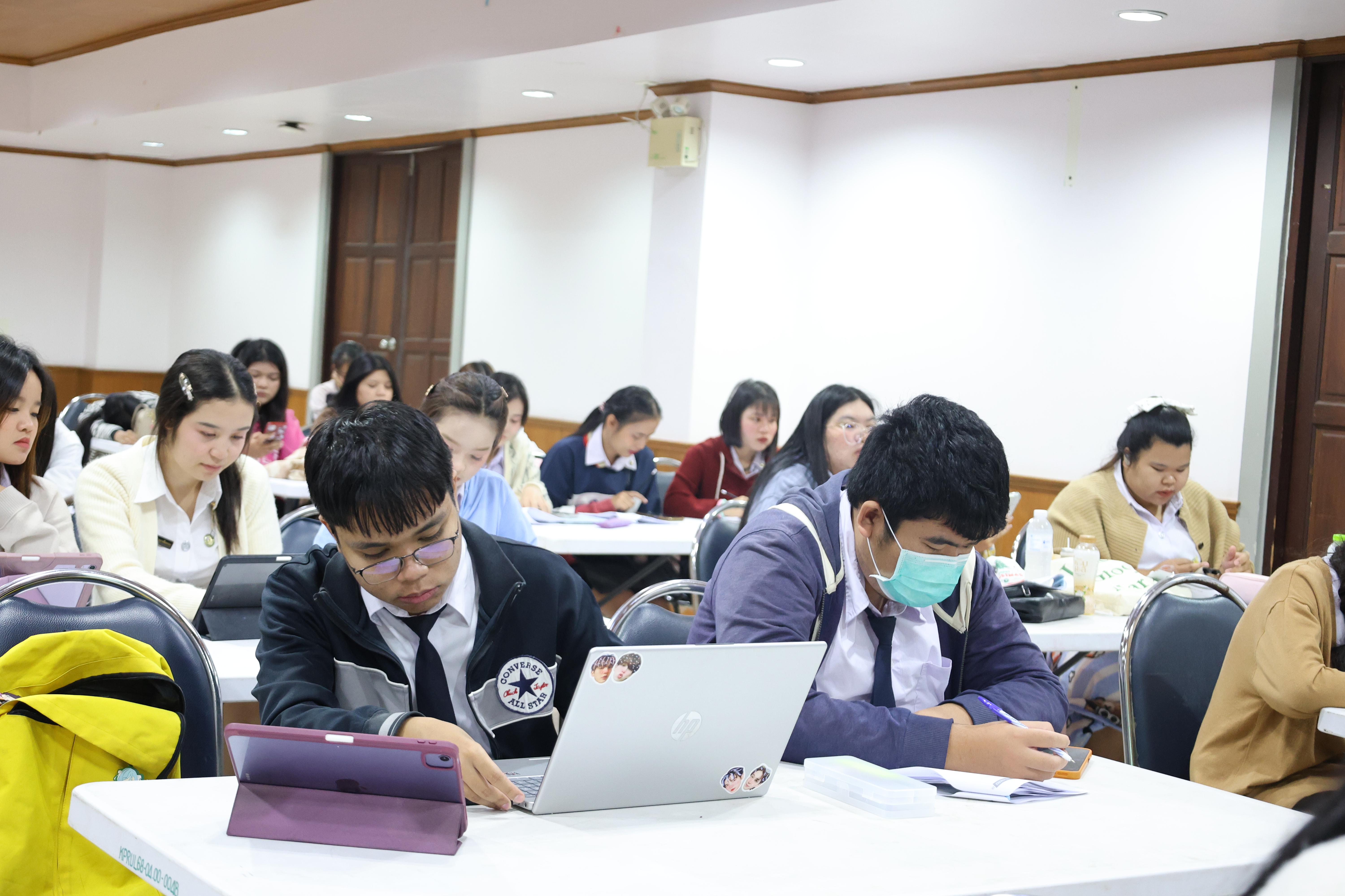 7. กิจกรรมอบรมสัมมนาเชิงปฏิบัติการพัฒนาทักษะนักศึกษาตามฐานสมรรถนะชั้นปีที่ 3 "ครูนักภาษา" วันที่สอง