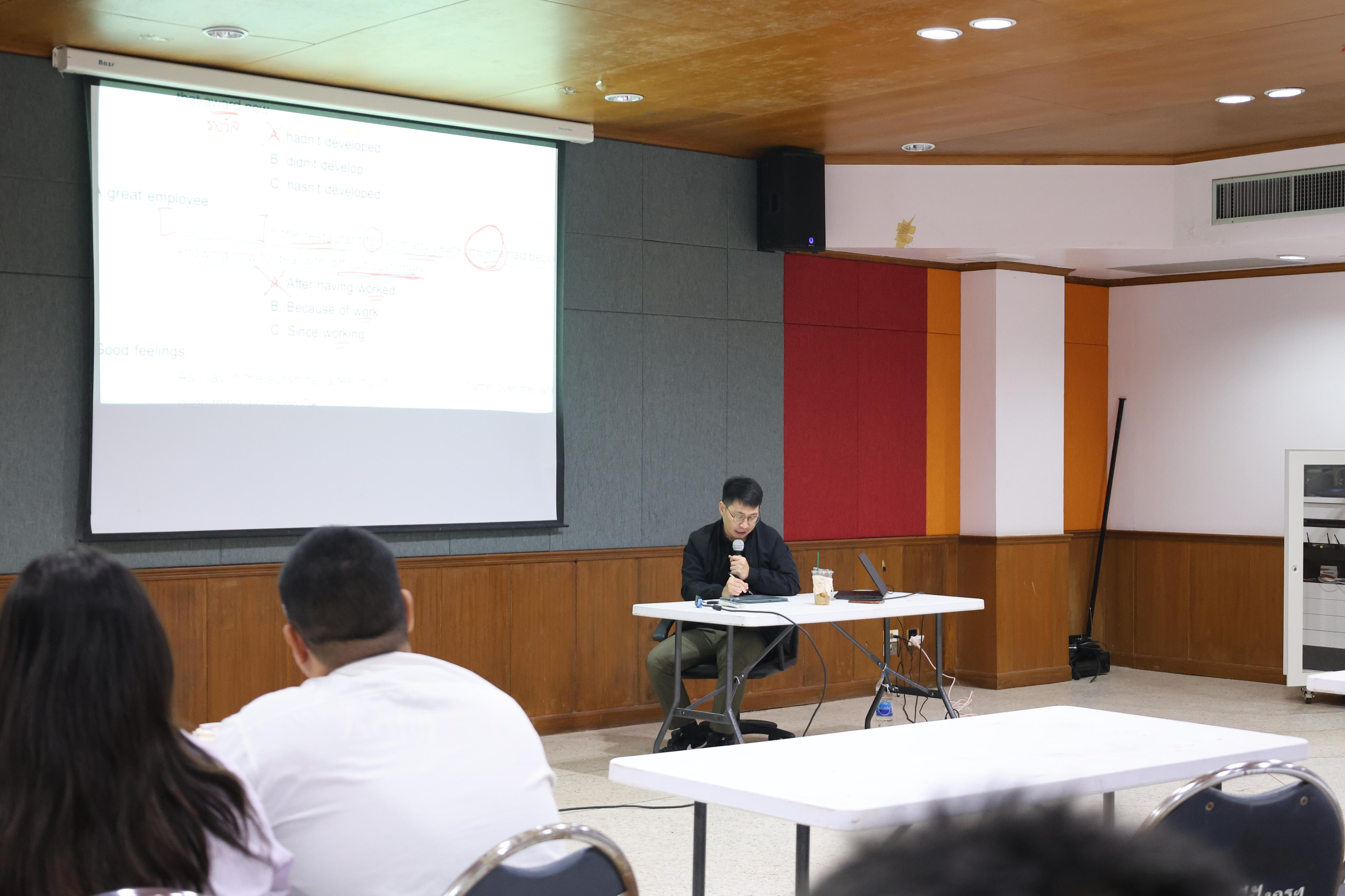 12. กิจกรรมอบรมสัมมนาเชิงปฏิบัติการพัฒนาทักษะนักศึกษาตามฐานสมรรถนะชั้นปีที่ 3 "ครูนักภาษา" วันที่สอง