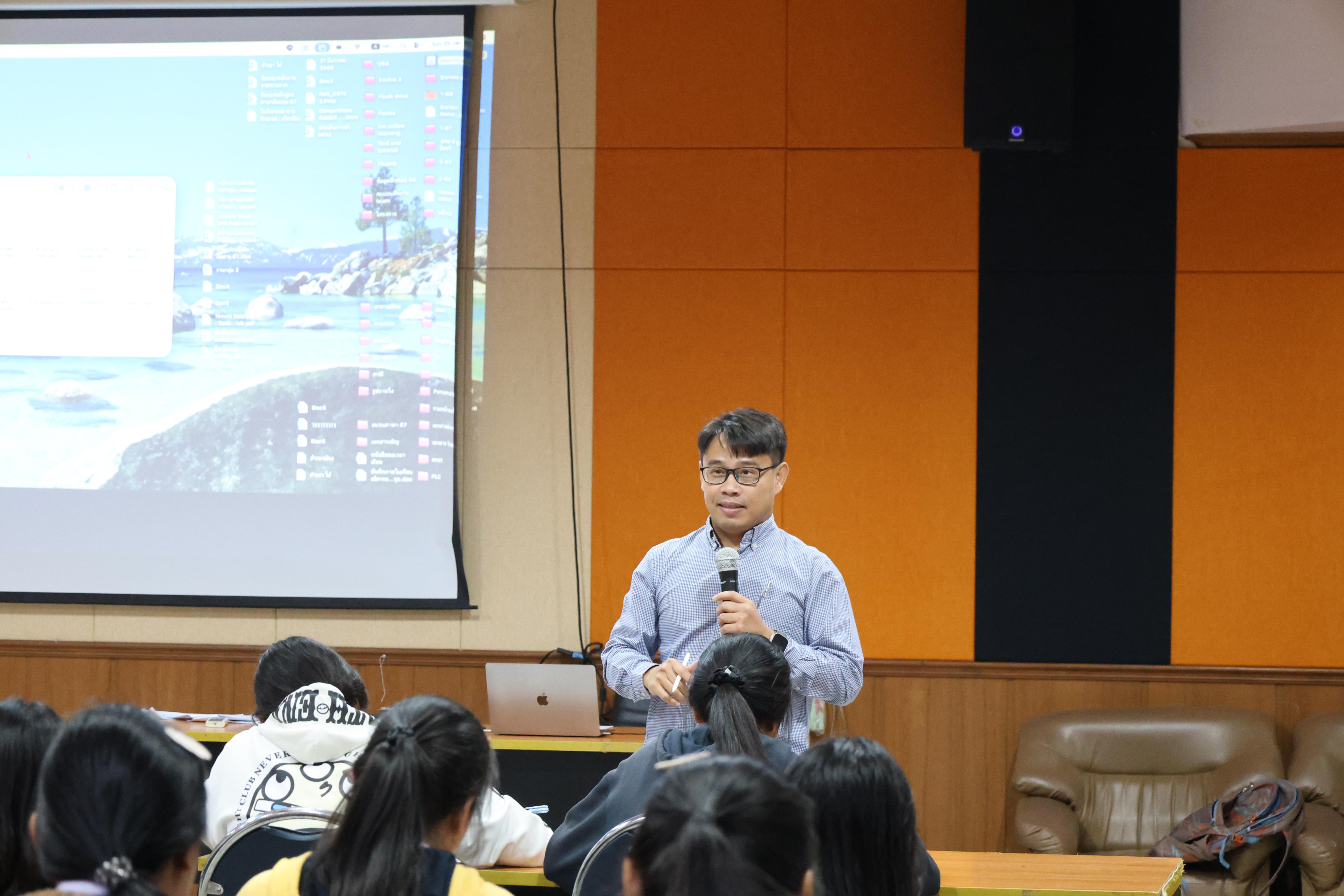 25. กิจกรรมอบรมสัมมนาเชิงปฏิบัติการพัฒนาทักษะนักศึกษาตามฐานสมรรถนะชั้นปีที่ 3 "ครูนักภาษา" วันที่สอง