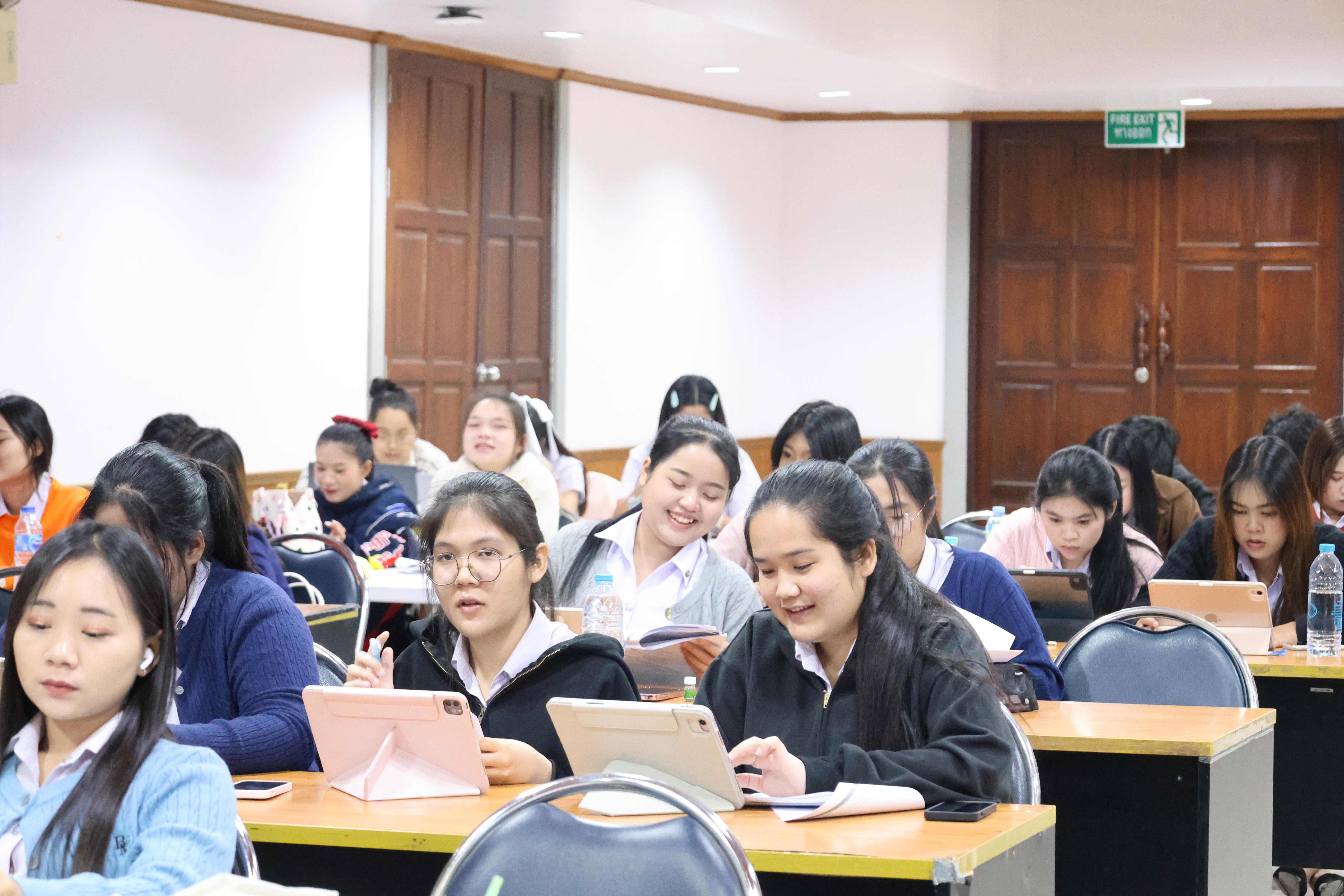 38. กิจกรรมอบรมสัมมนาเชิงปฏิบัติการพัฒนาทักษะนักศึกษาตามฐานสมรรถนะชั้นปีที่ 3 "ครูนักภาษา" วันที่สอง