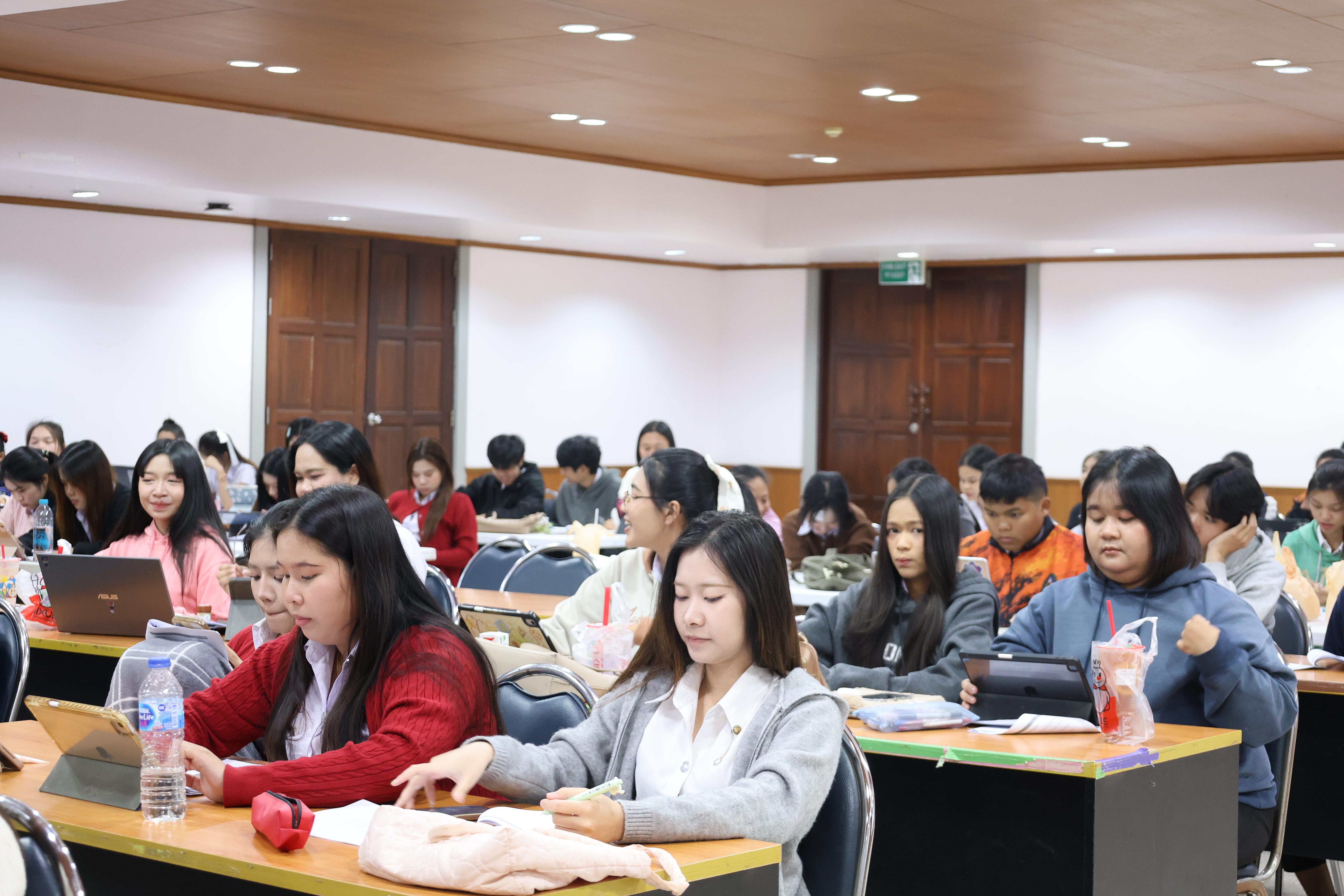 39. กิจกรรมอบรมสัมมนาเชิงปฏิบัติการพัฒนาทักษะนักศึกษาตามฐานสมรรถนะชั้นปีที่ 3 "ครูนักภาษา" วันที่สอง