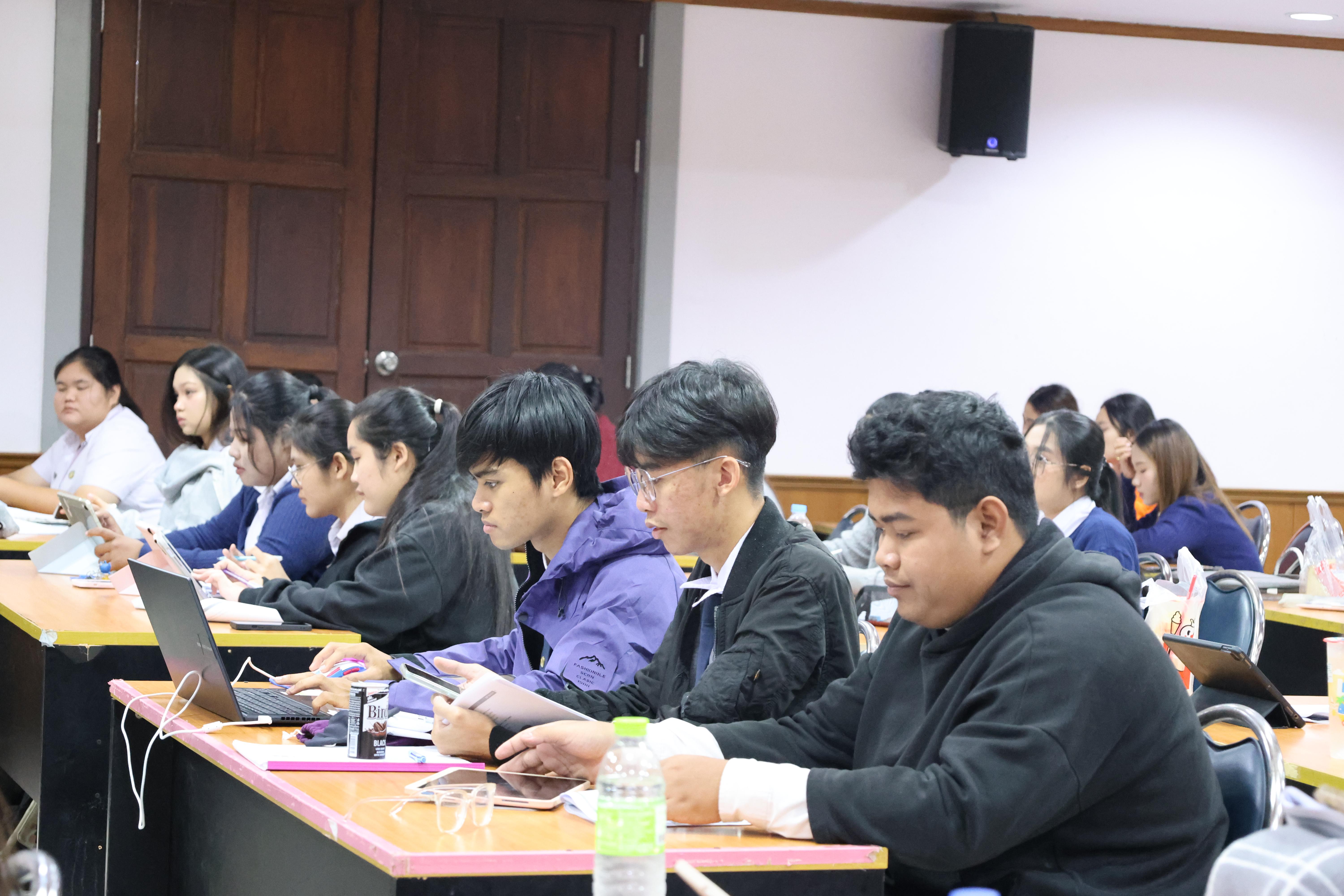 40. กิจกรรมอบรมสัมมนาเชิงปฏิบัติการพัฒนาทักษะนักศึกษาตามฐานสมรรถนะชั้นปีที่ 3 "ครูนักภาษา" วันที่สอง