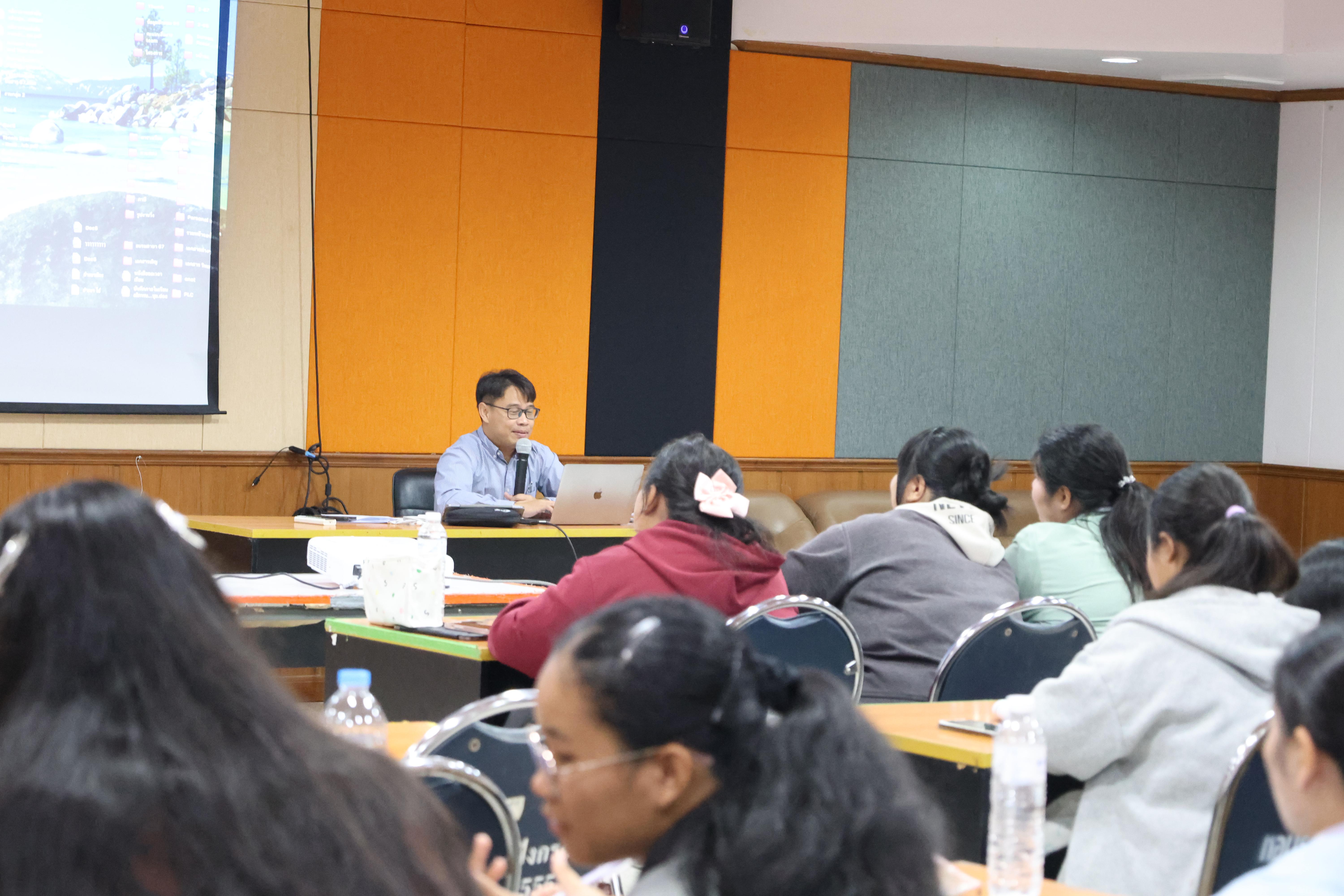 44. กิจกรรมอบรมสัมมนาเชิงปฏิบัติการพัฒนาทักษะนักศึกษาตามฐานสมรรถนะชั้นปีที่ 3 "ครูนักภาษา" วันที่สอง