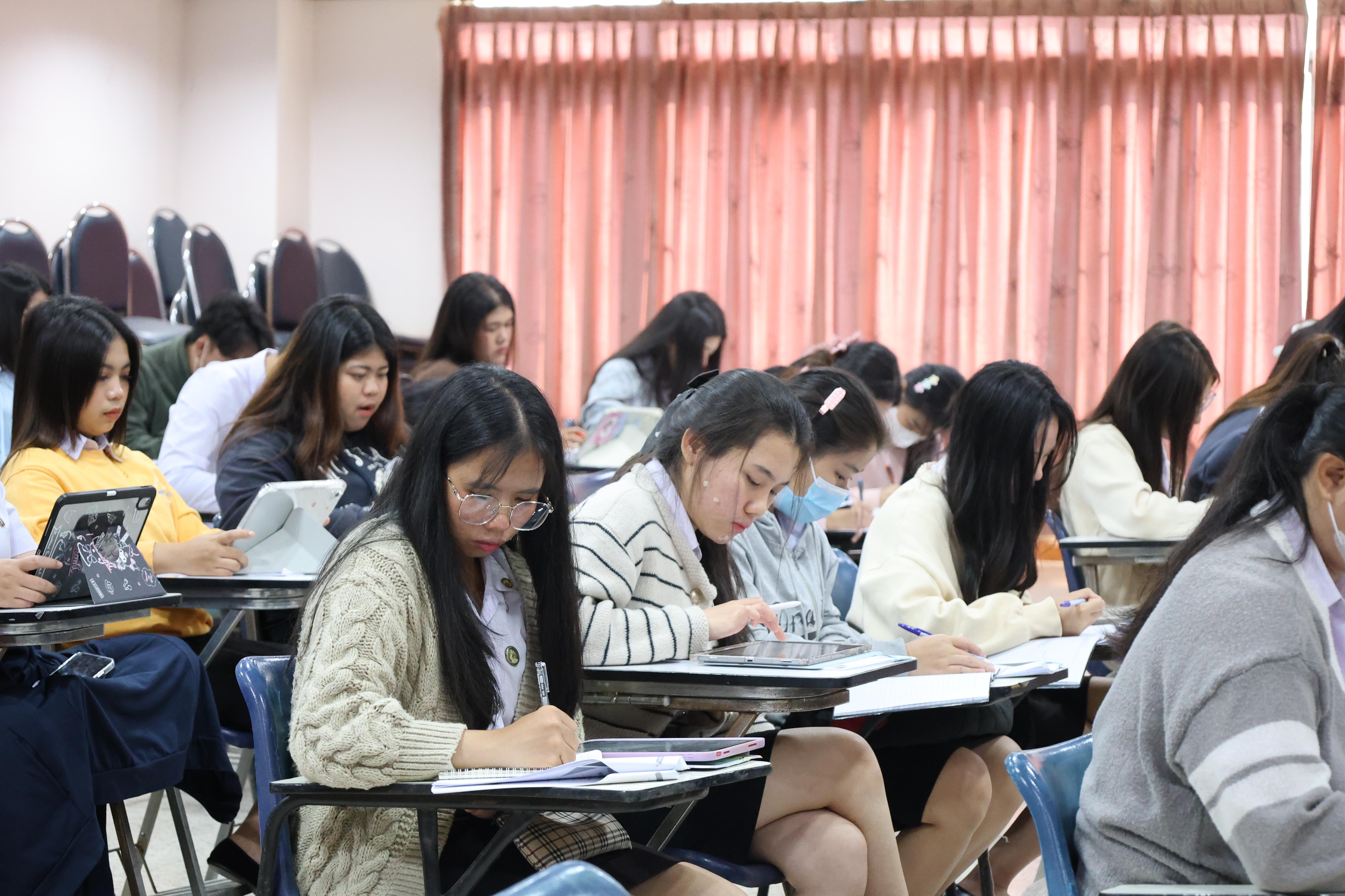 54. กิจกรรมอบรมสัมมนาเชิงปฏิบัติการพัฒนาทักษะนักศึกษาตามฐานสมรรถนะชั้นปีที่ 3 "ครูนักภาษา" วันที่สอง