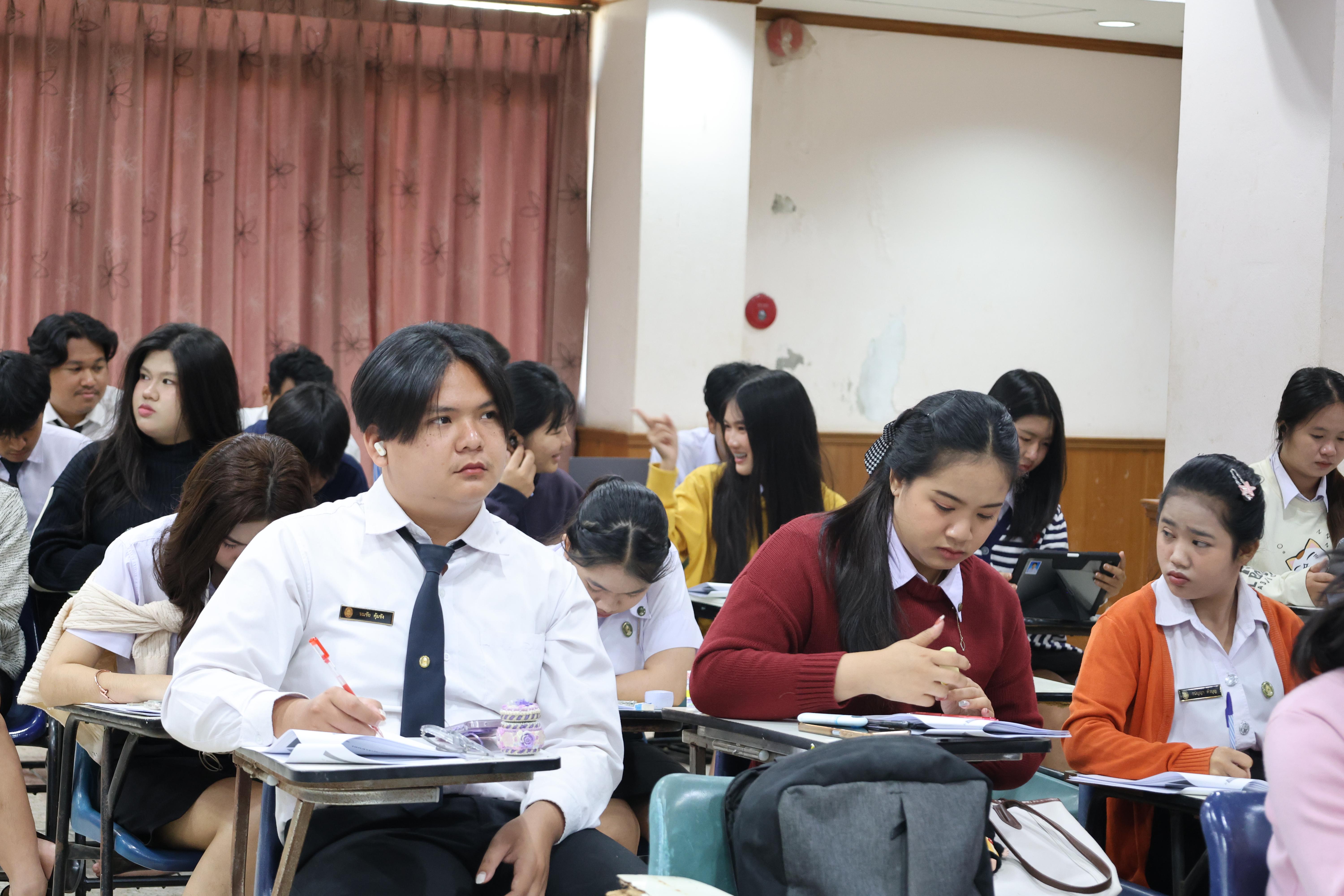 60. กิจกรรมอบรมสัมมนาเชิงปฏิบัติการพัฒนาทักษะนักศึกษาตามฐานสมรรถนะชั้นปีที่ 3 "ครูนักภาษา" วันที่สอง