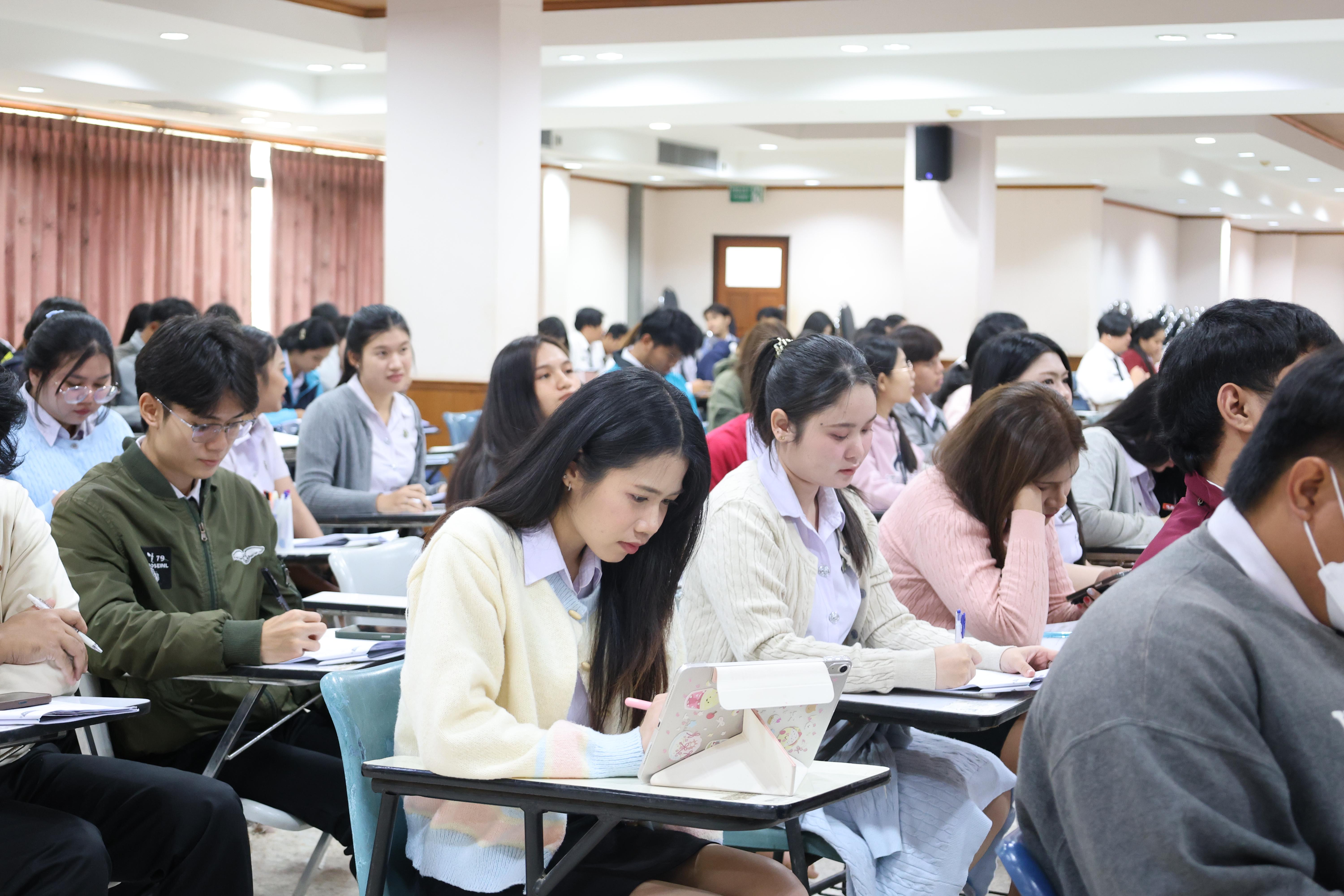 68. กิจกรรมอบรมสัมมนาเชิงปฏิบัติการพัฒนาทักษะนักศึกษาตามฐานสมรรถนะชั้นปีที่ 3 "ครูนักภาษา" วันที่สอง