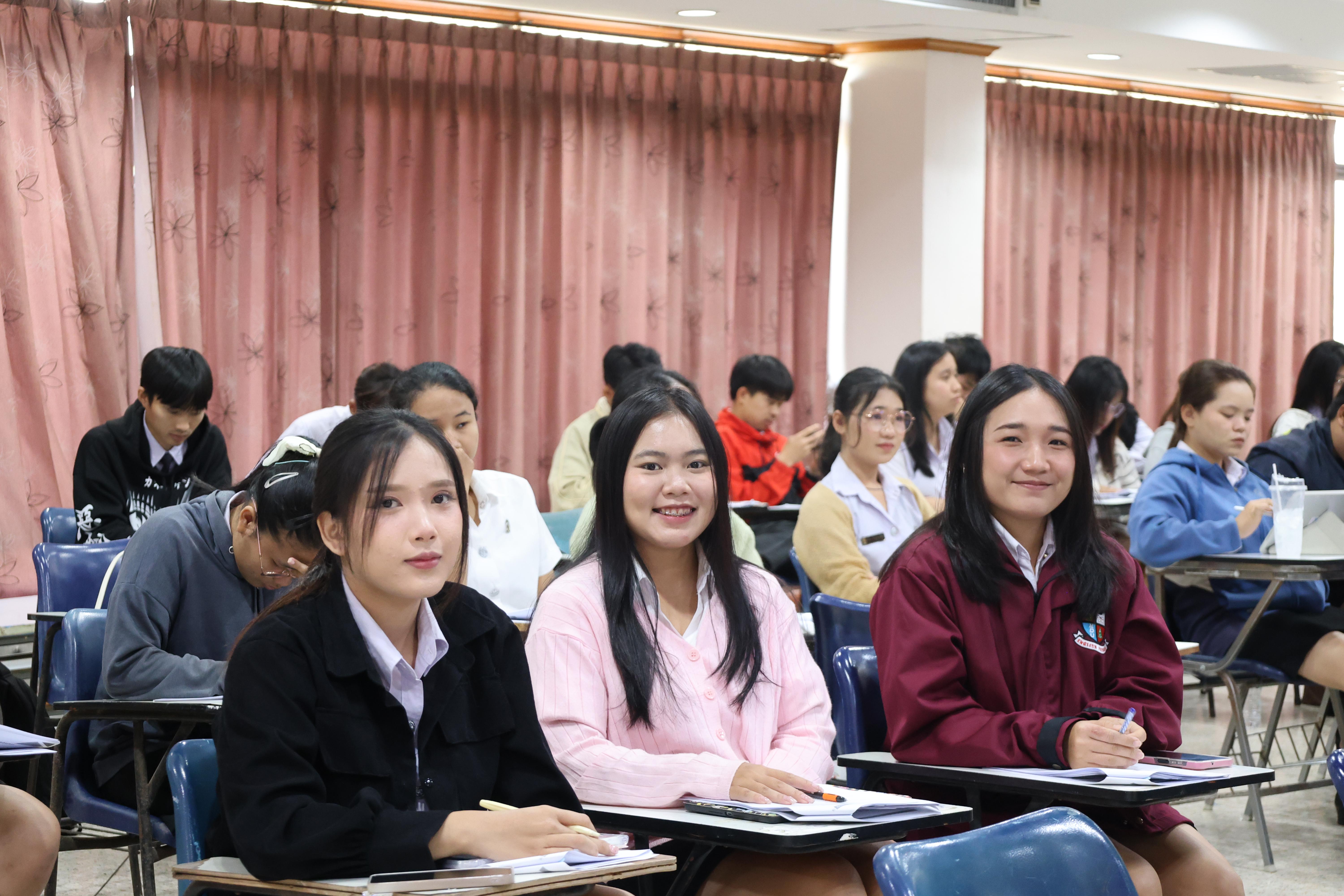 70. กิจกรรมอบรมสัมมนาเชิงปฏิบัติการพัฒนาทักษะนักศึกษาตามฐานสมรรถนะชั้นปีที่ 3 "ครูนักภาษา" วันที่สอง