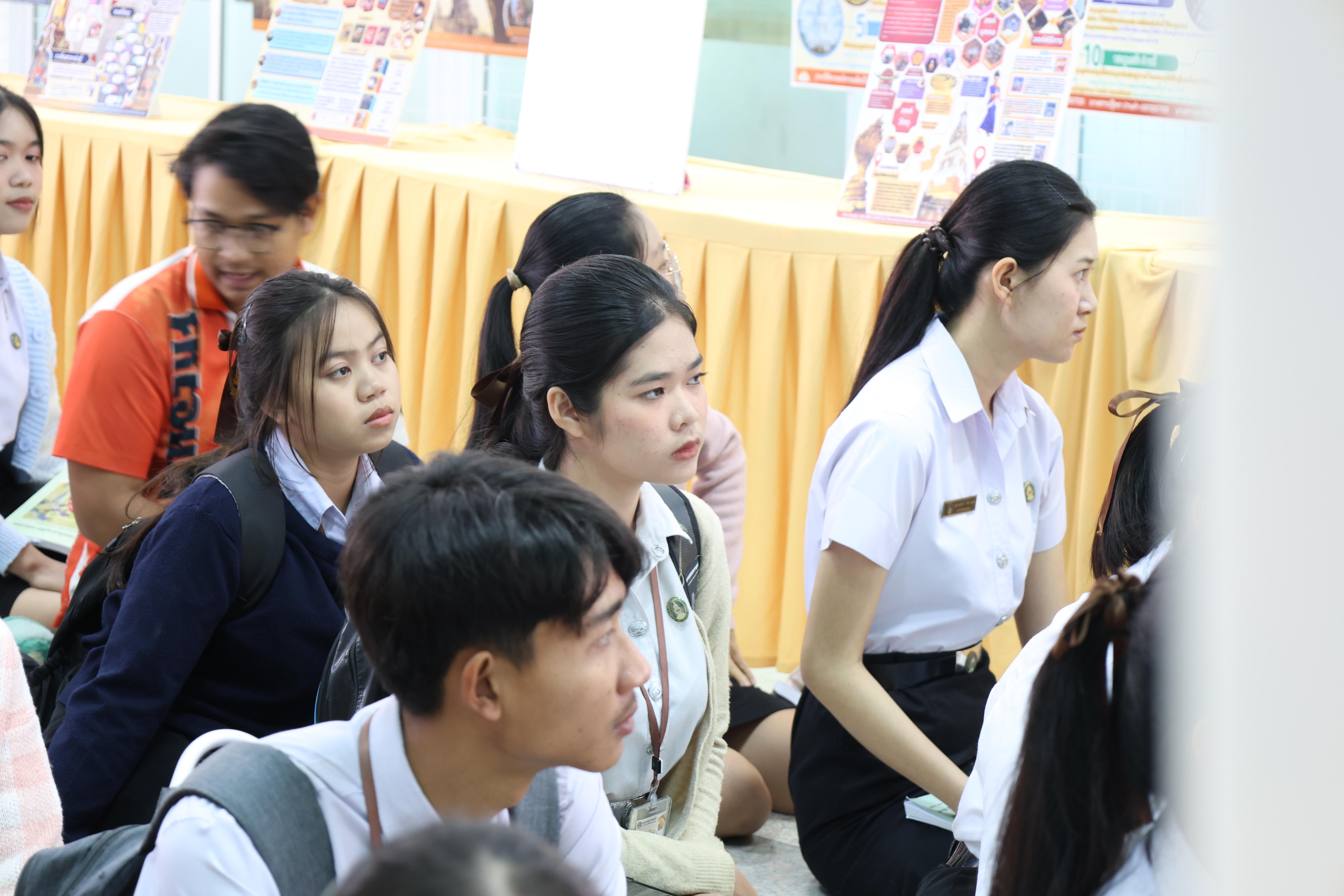 8. การแสดงสื่อของนักศึกษาโปรแกรมสังคมศึกษา ชั้นปีที่ 3