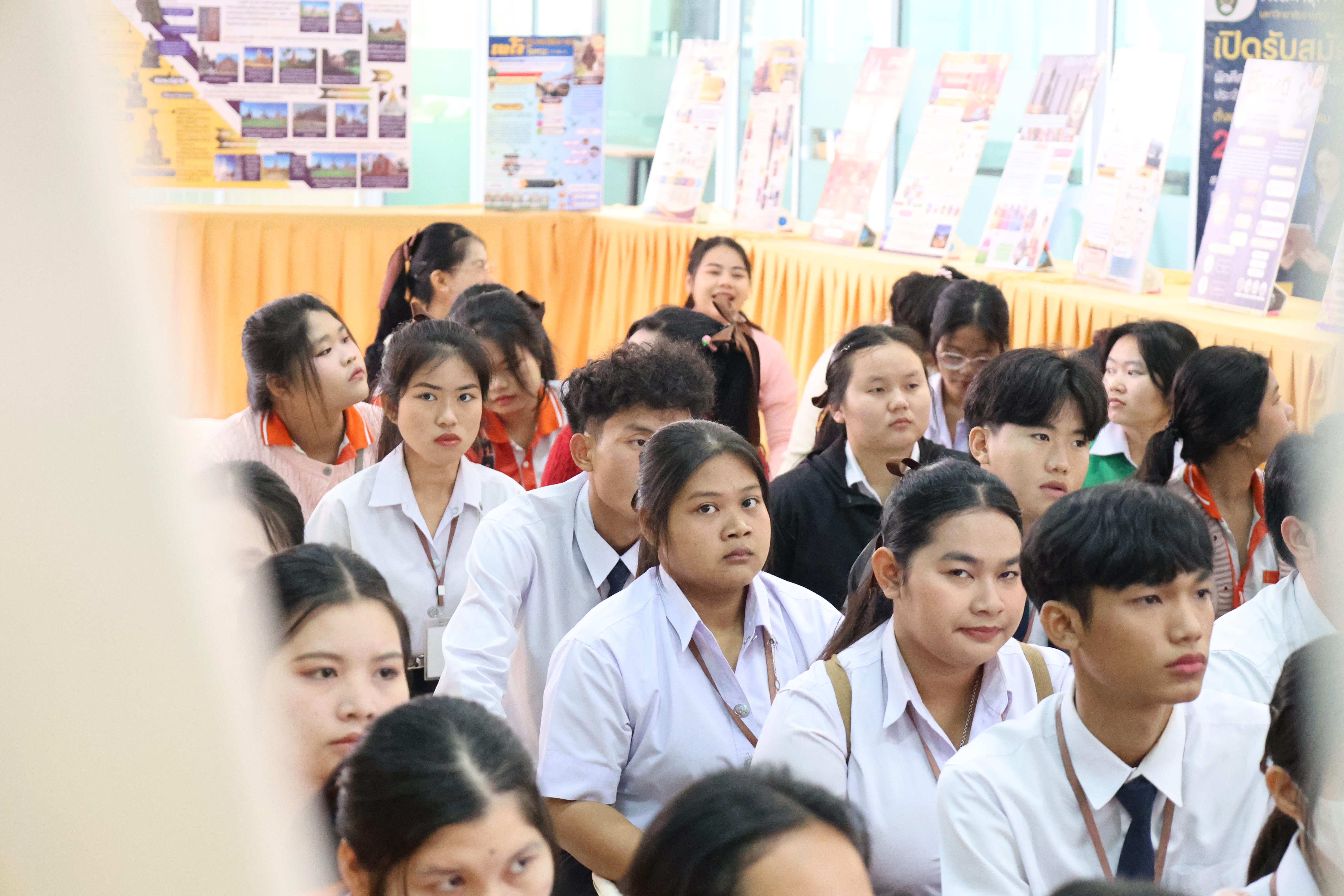 10. การแสดงสื่อของนักศึกษาโปรแกรมสังคมศึกษา ชั้นปีที่ 3