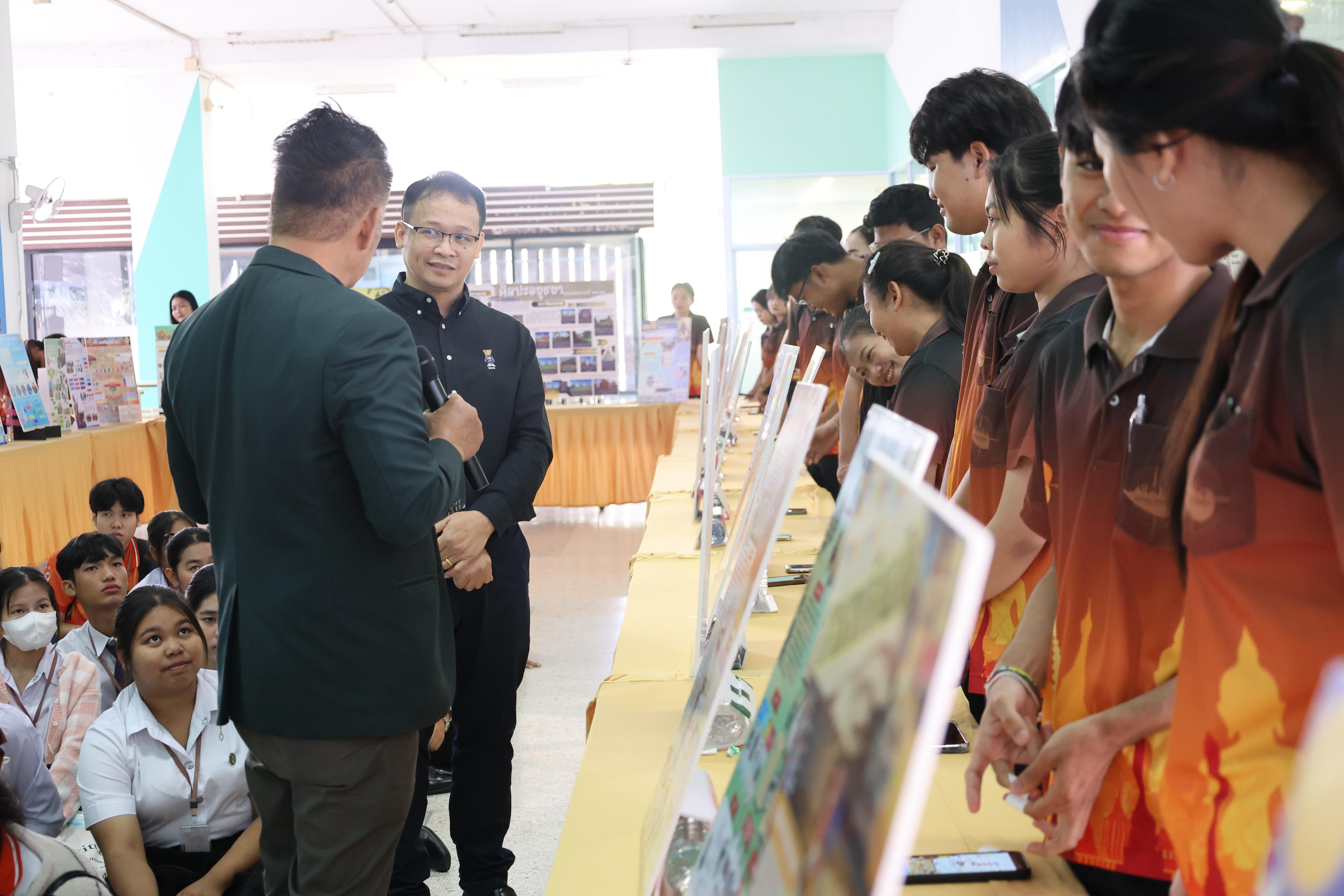 75. การแสดงสื่อของนักศึกษาโปรแกรมสังคมศึกษา ชั้นปีที่ 3