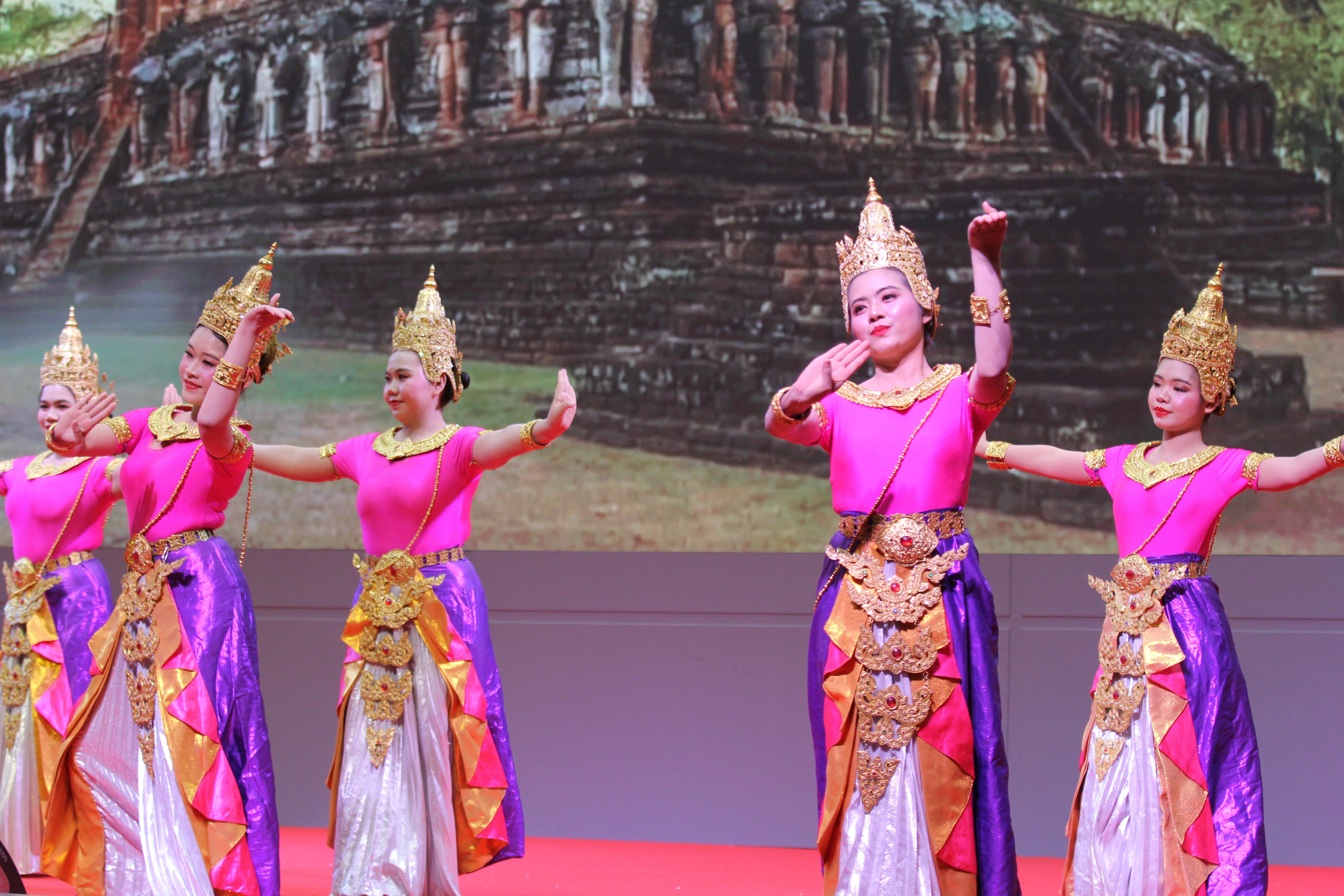 330. พิธีเปิดการแข่งขันทักษะวิชาการวิชาชีพครูและส่งเสริมศิลปวัฒนธรรม ครั้งที่13 มหาวิทยาลัยราชภัฏภาคเหนือ 8 สถาบัน