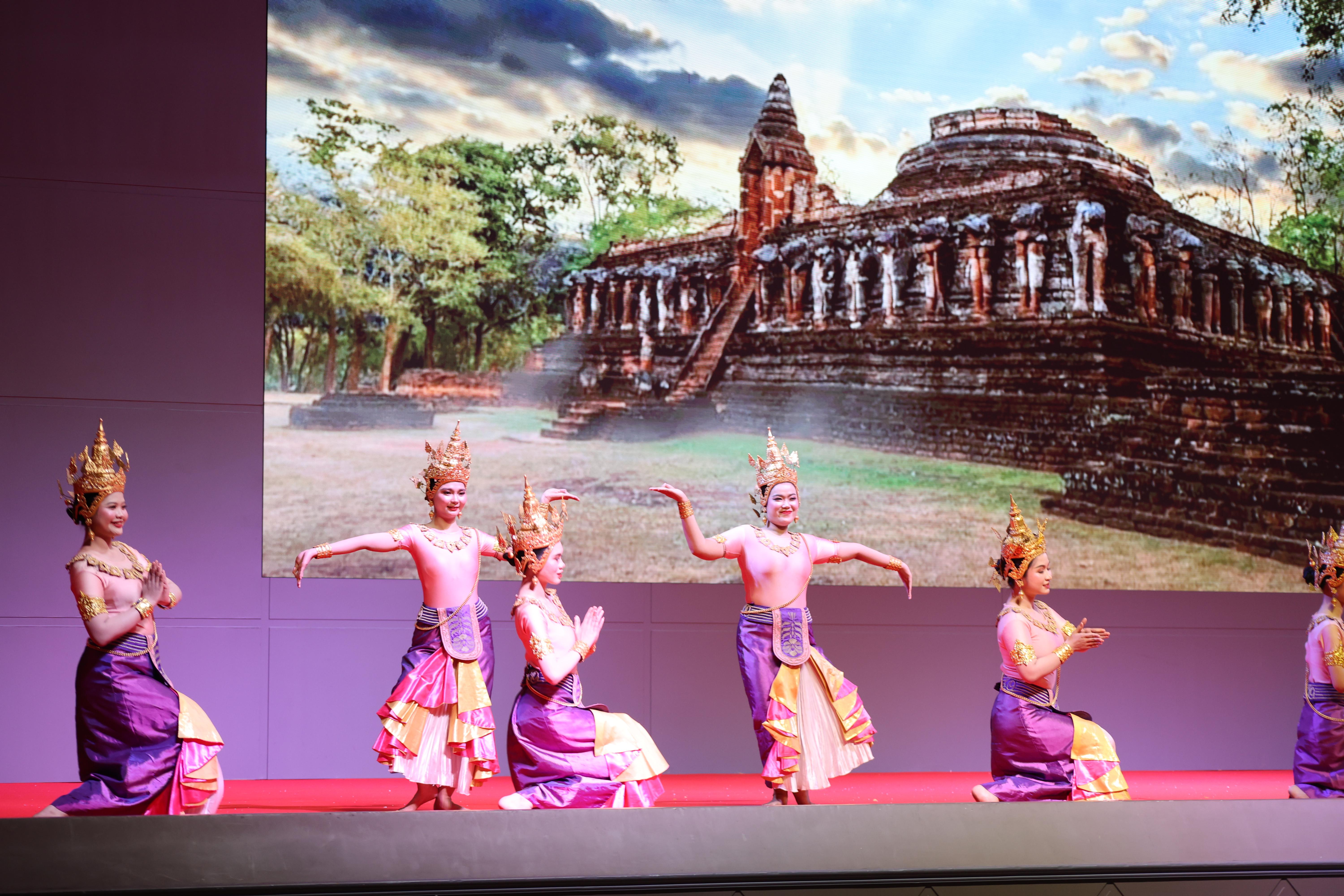 360. พิธีเปิดการแข่งขันทักษะวิชาการวิชาชีพครูและส่งเสริมศิลปวัฒนธรรม ครั้งที่13 มหาวิทยาลัยราชภัฏภาคเหนือ 8 สถาบัน