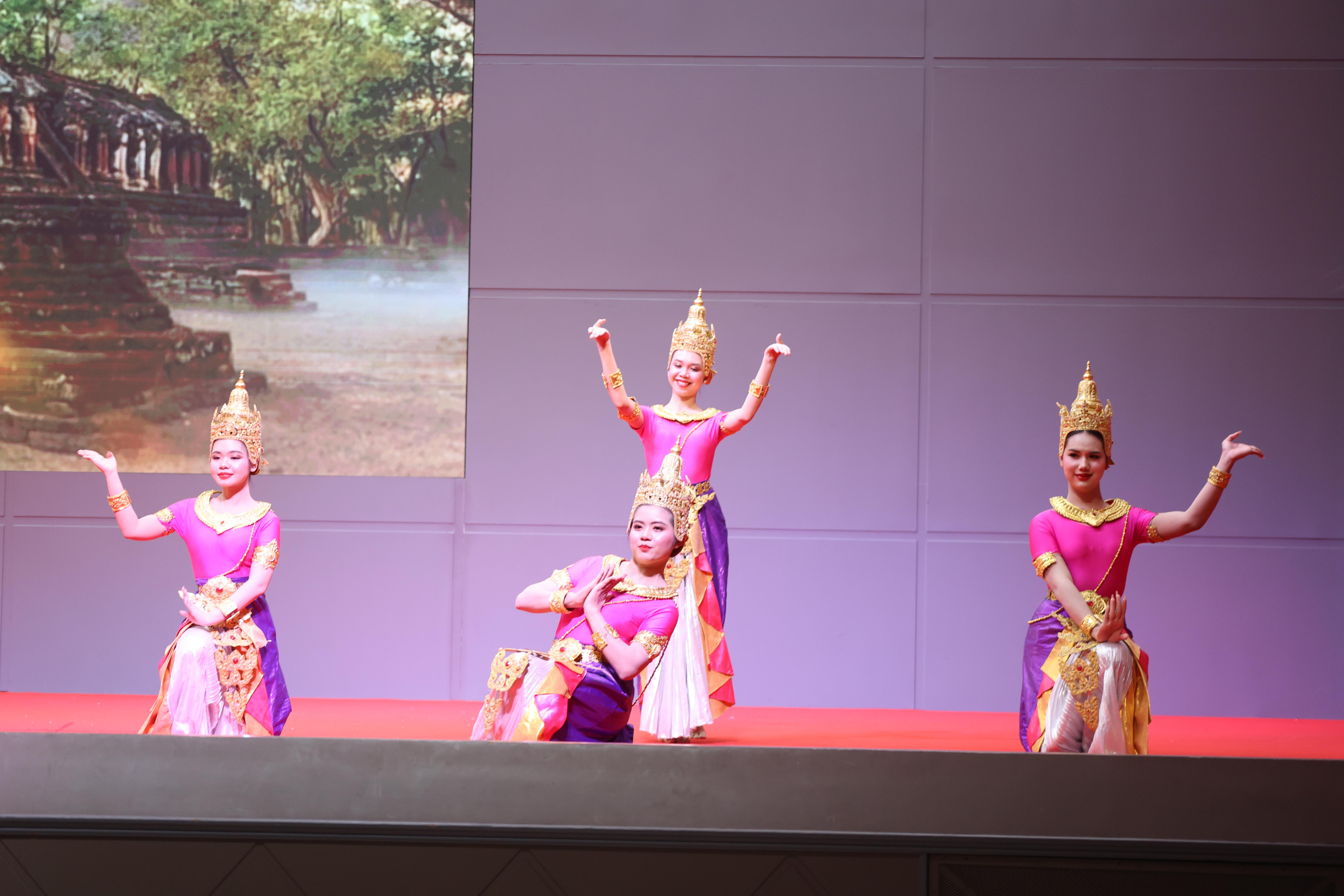 377. พิธีเปิดการแข่งขันทักษะวิชาการวิชาชีพครูและส่งเสริมศิลปวัฒนธรรม ครั้งที่13 มหาวิทยาลัยราชภัฏภาคเหนือ 8 สถาบัน