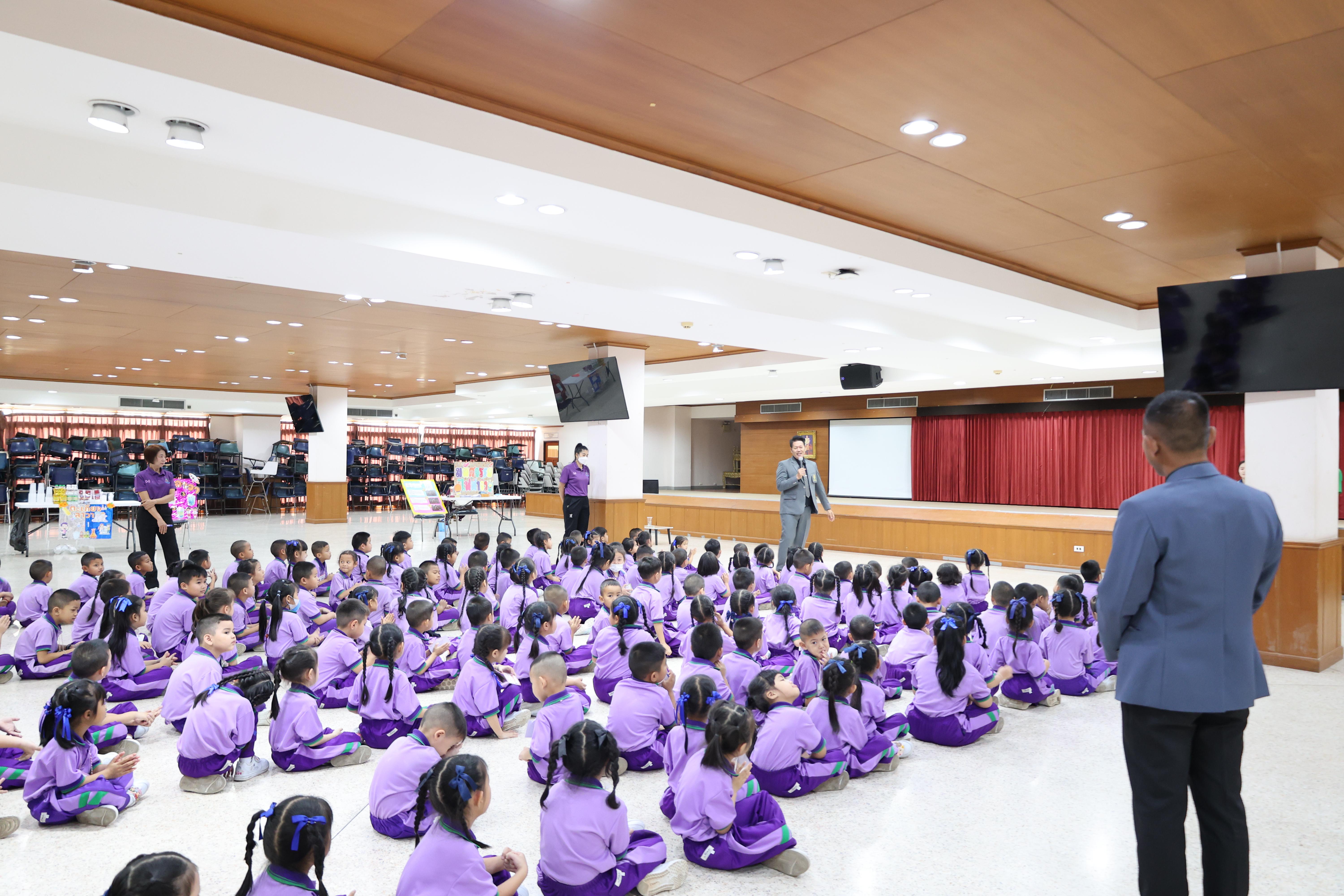 1. กิจกรรมบริการวิชาการ "โครงการสัญจรนักคิดสู่กระบวนการคิดทางวิทยาศาสตร์" โรงเรียนสาธิต (วัดวังยาง)