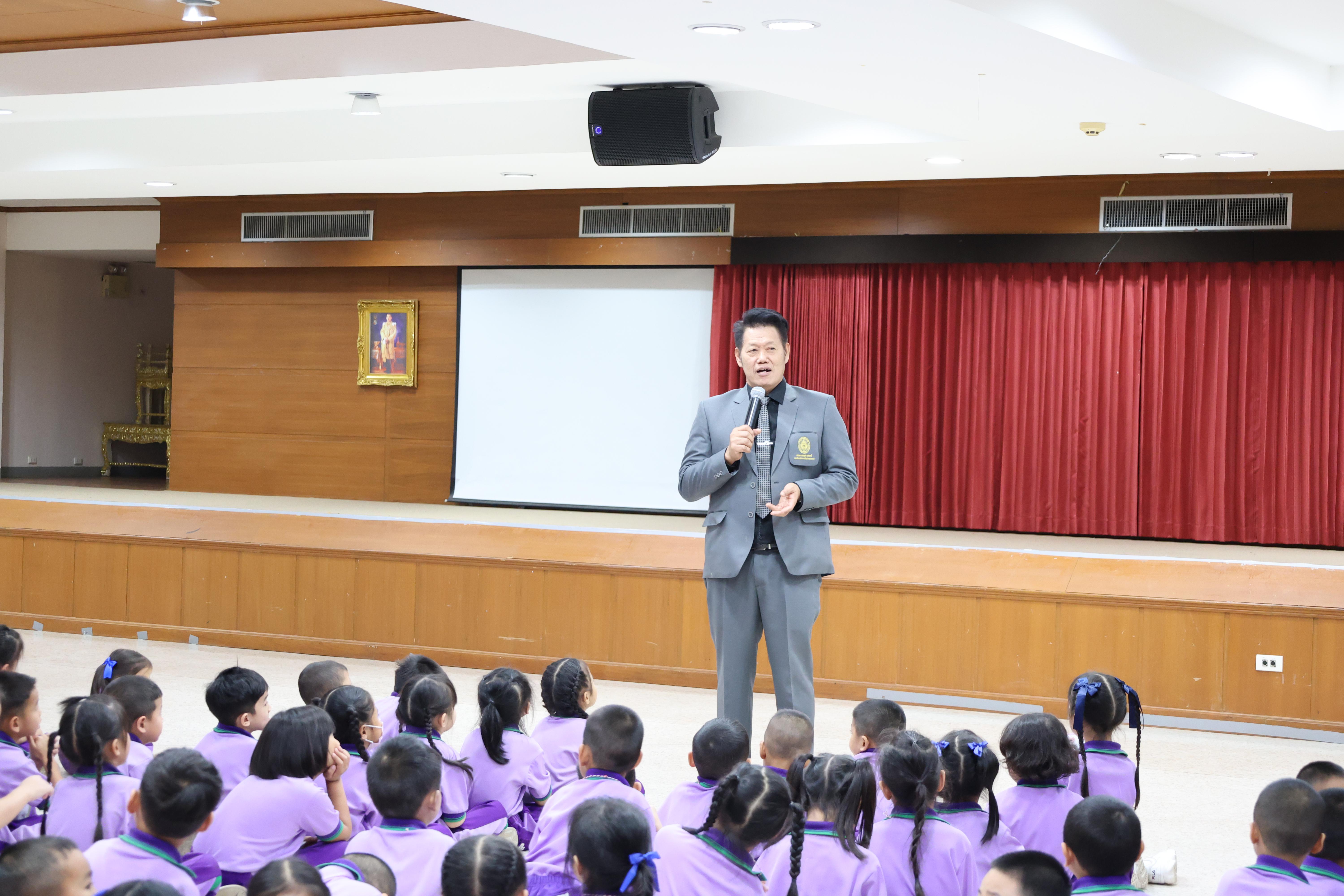 2. กิจกรรมบริการวิชาการ "โครงการสัญจรนักคิดสู่กระบวนการคิดทางวิทยาศาสตร์" โรงเรียนสาธิต (วัดวังยาง)