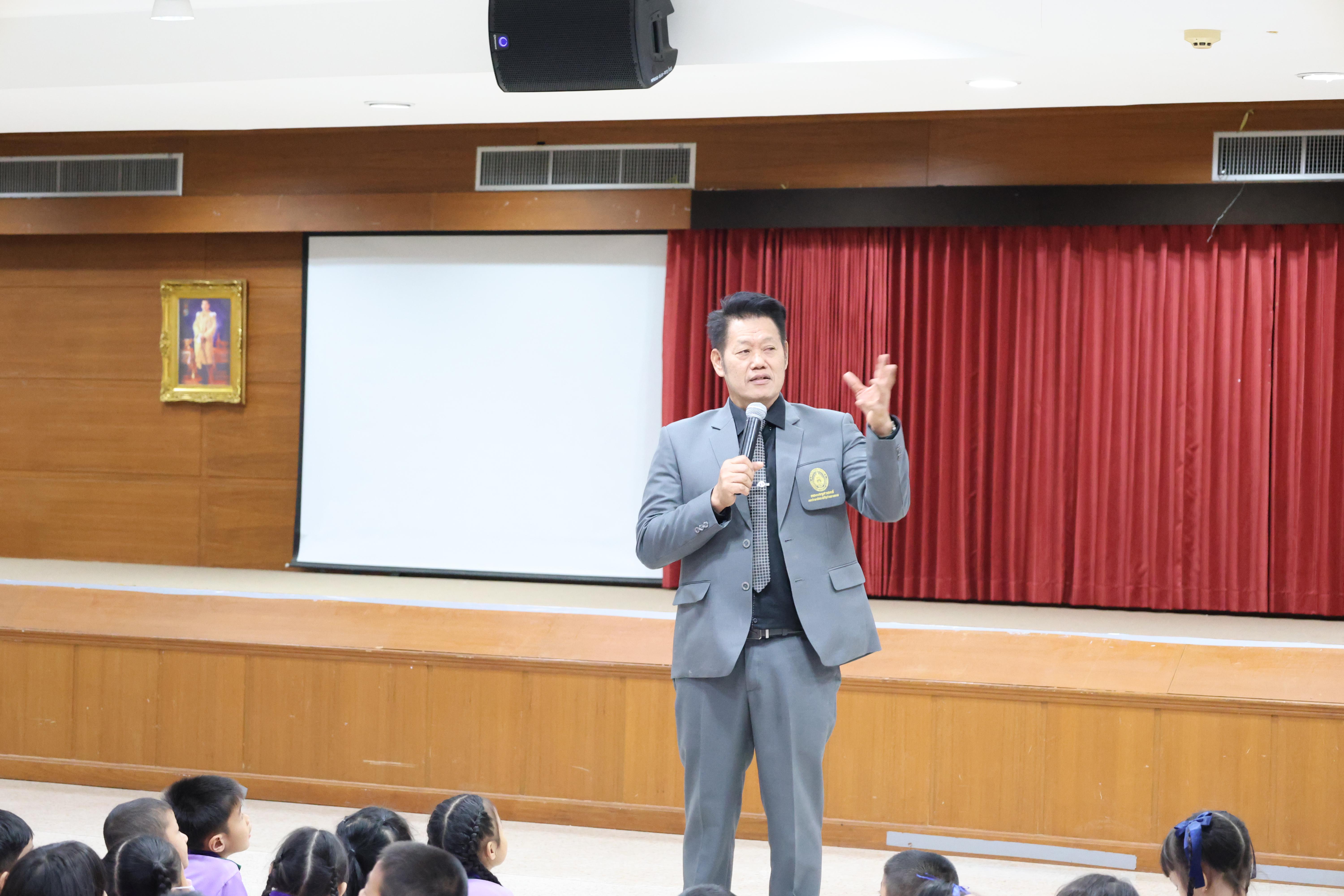 3. กิจกรรมบริการวิชาการ "โครงการสัญจรนักคิดสู่กระบวนการคิดทางวิทยาศาสตร์" โรงเรียนสาธิต (วัดวังยาง)