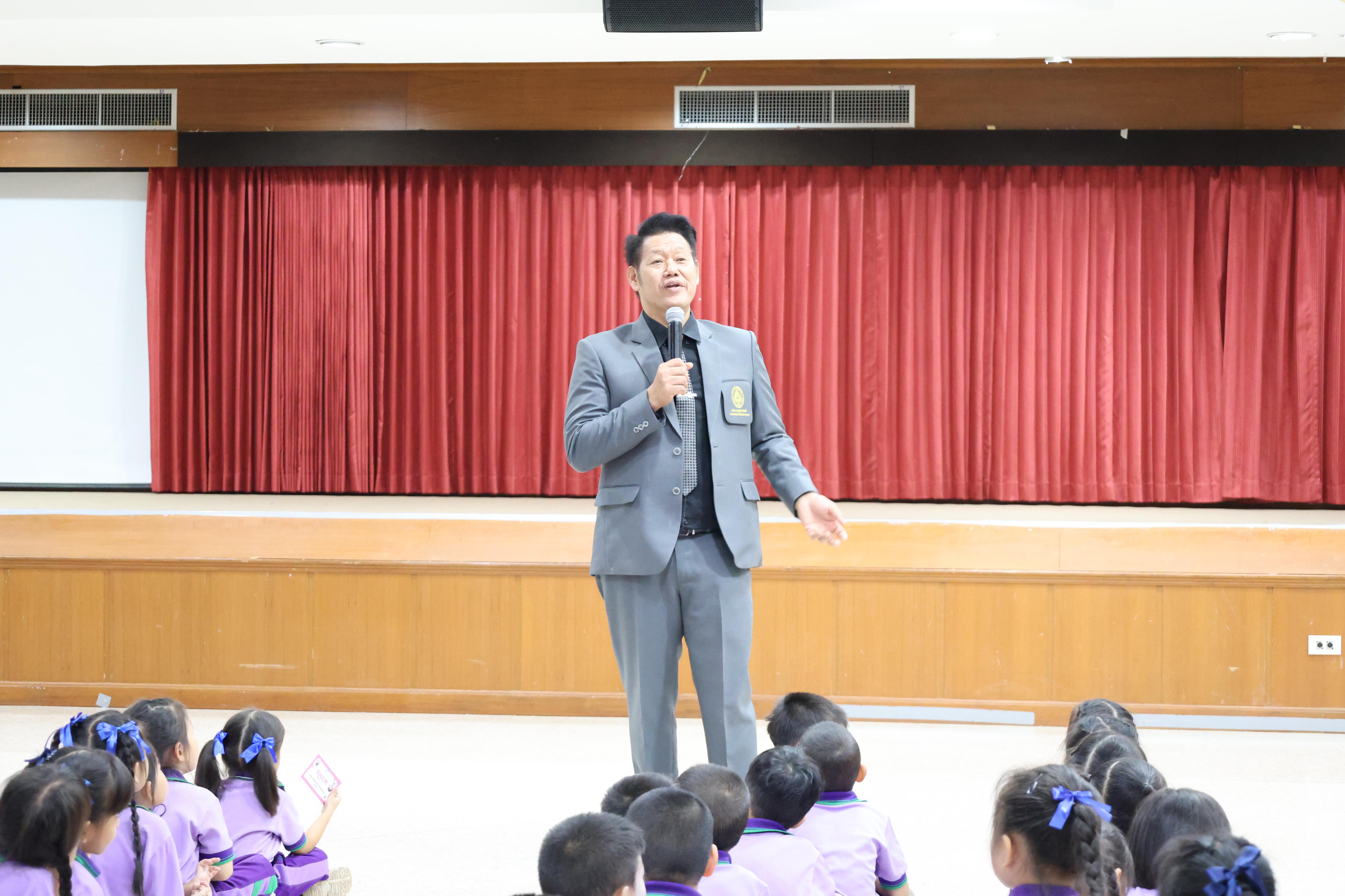 6. กิจกรรมบริการวิชาการ "โครงการสัญจรนักคิดสู่กระบวนการคิดทางวิทยาศาสตร์" โรงเรียนสาธิต (วัดวังยาง)