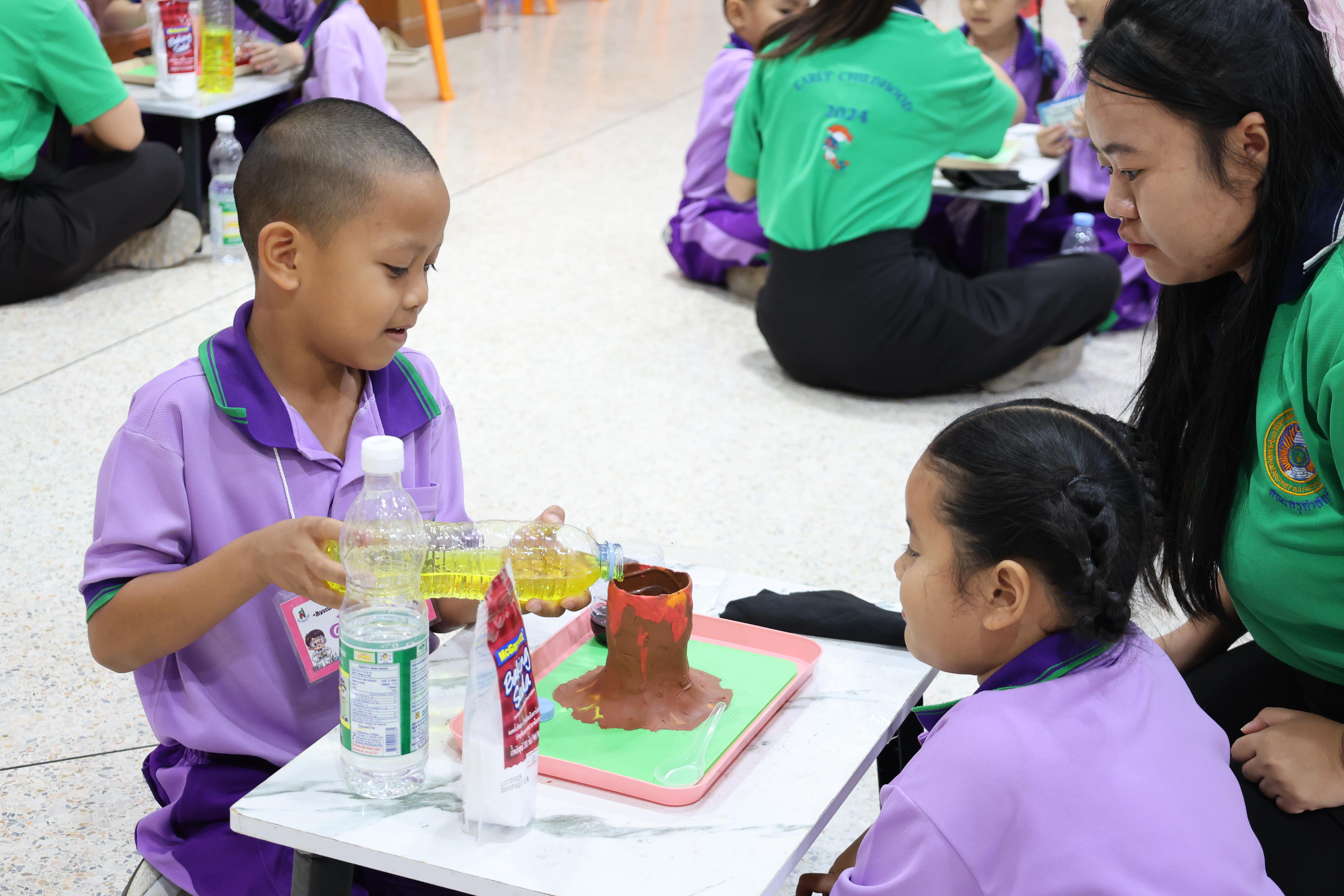 93. กิจกรรมบริการวิชาการ "โครงการสัญจรนักคิดสู่กระบวนการคิดทางวิทยาศาสตร์" โรงเรียนสาธิต (วัดวังยาง)