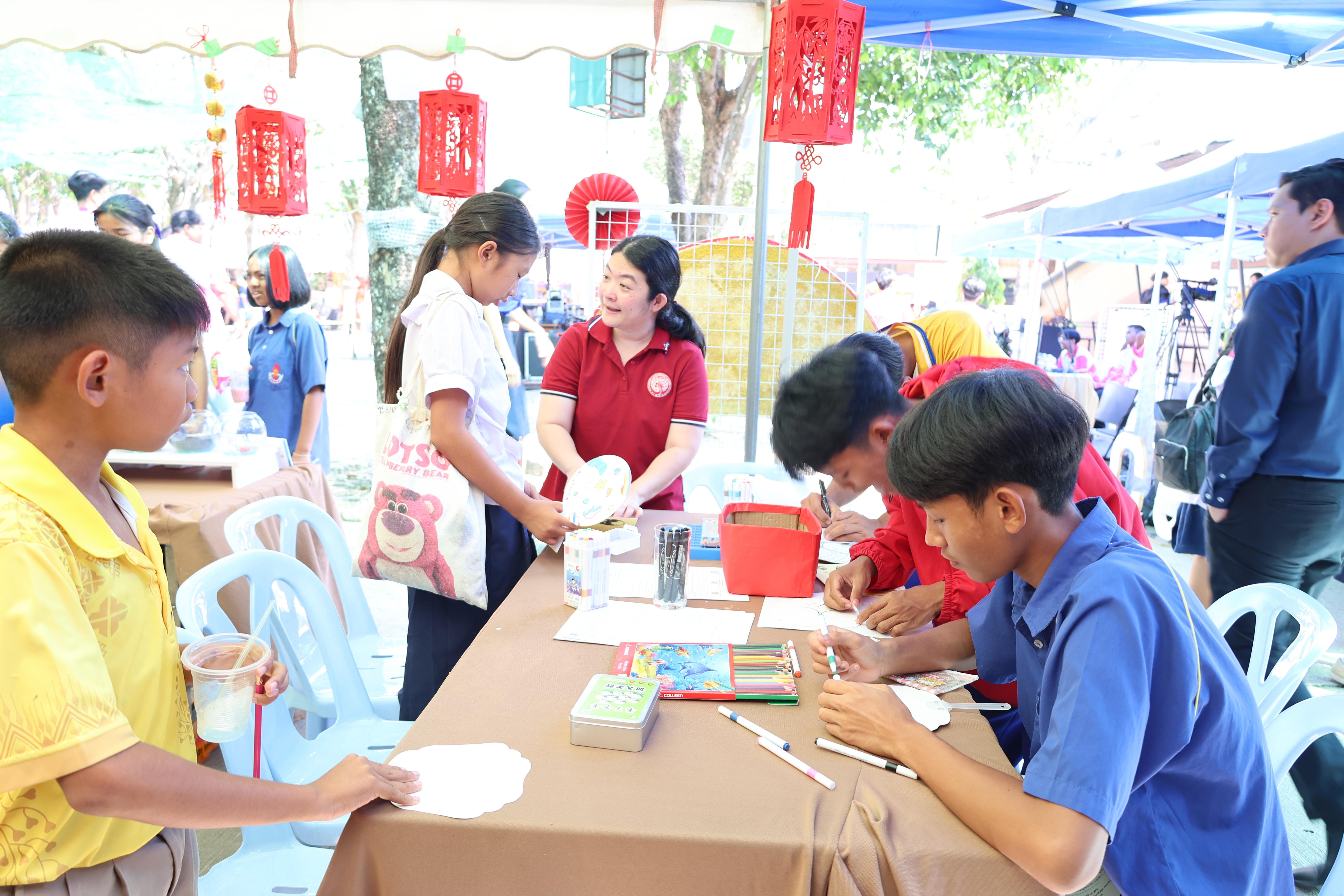 100. กิจกรรมแนะแนวการศึกษาต่อ