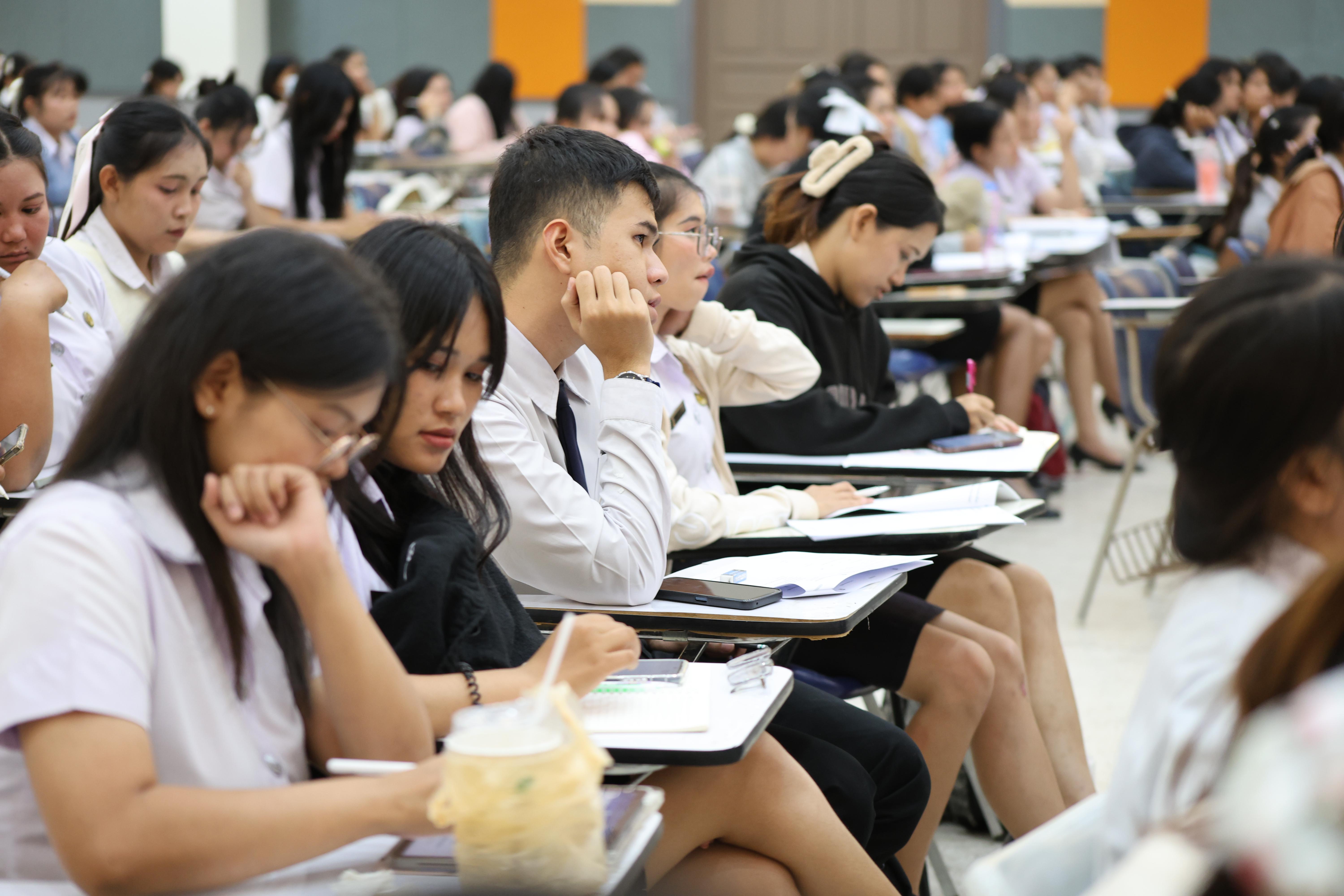 13. กิจกรรมติวสอบบรรจุครูผู้ช่วย ด้านภาษาไทย