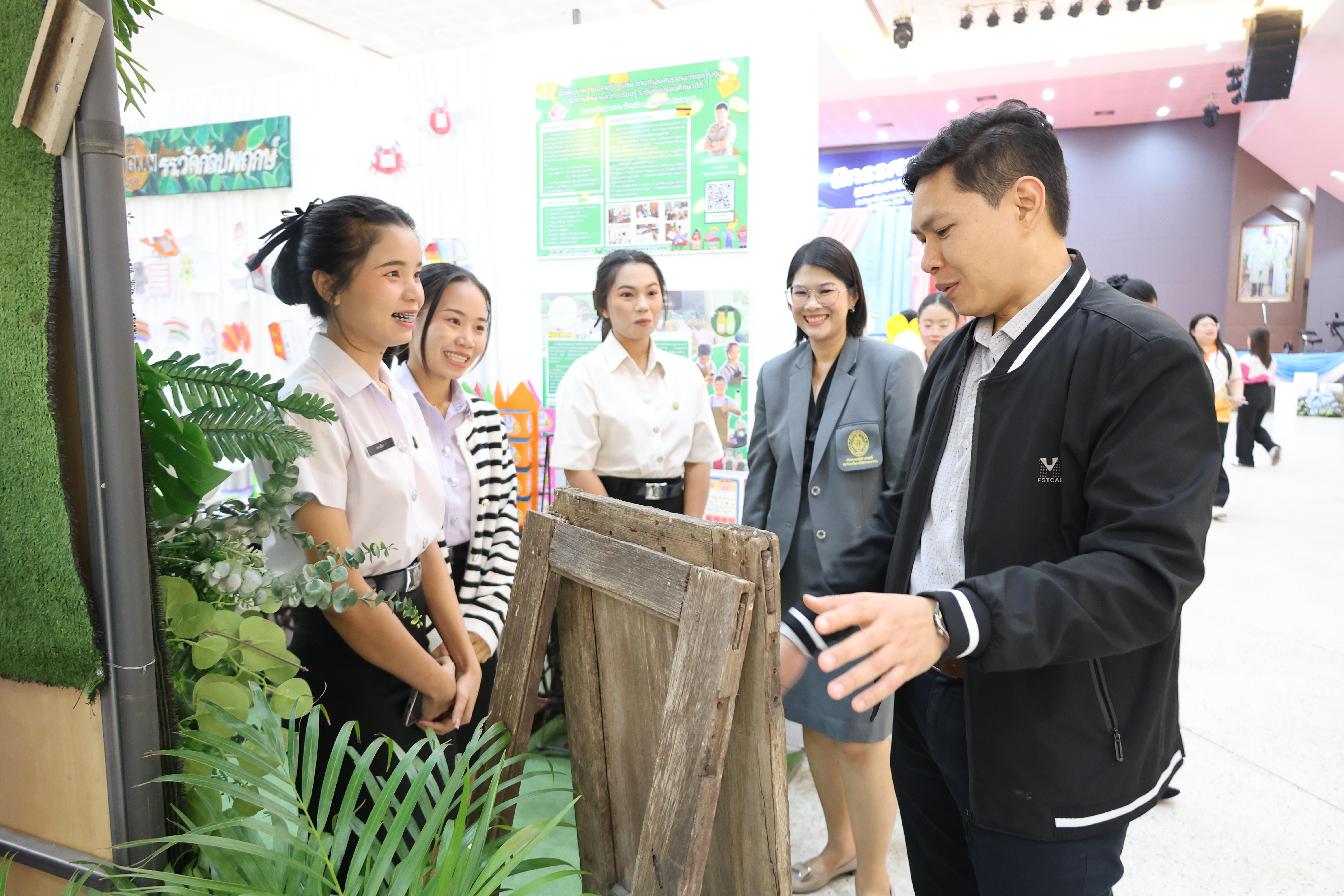 133. นิทรรศการแสดงผลงานนักศึกษาฝึกประสบการณ์วิชาชีพครู ปีการศึกษา2568