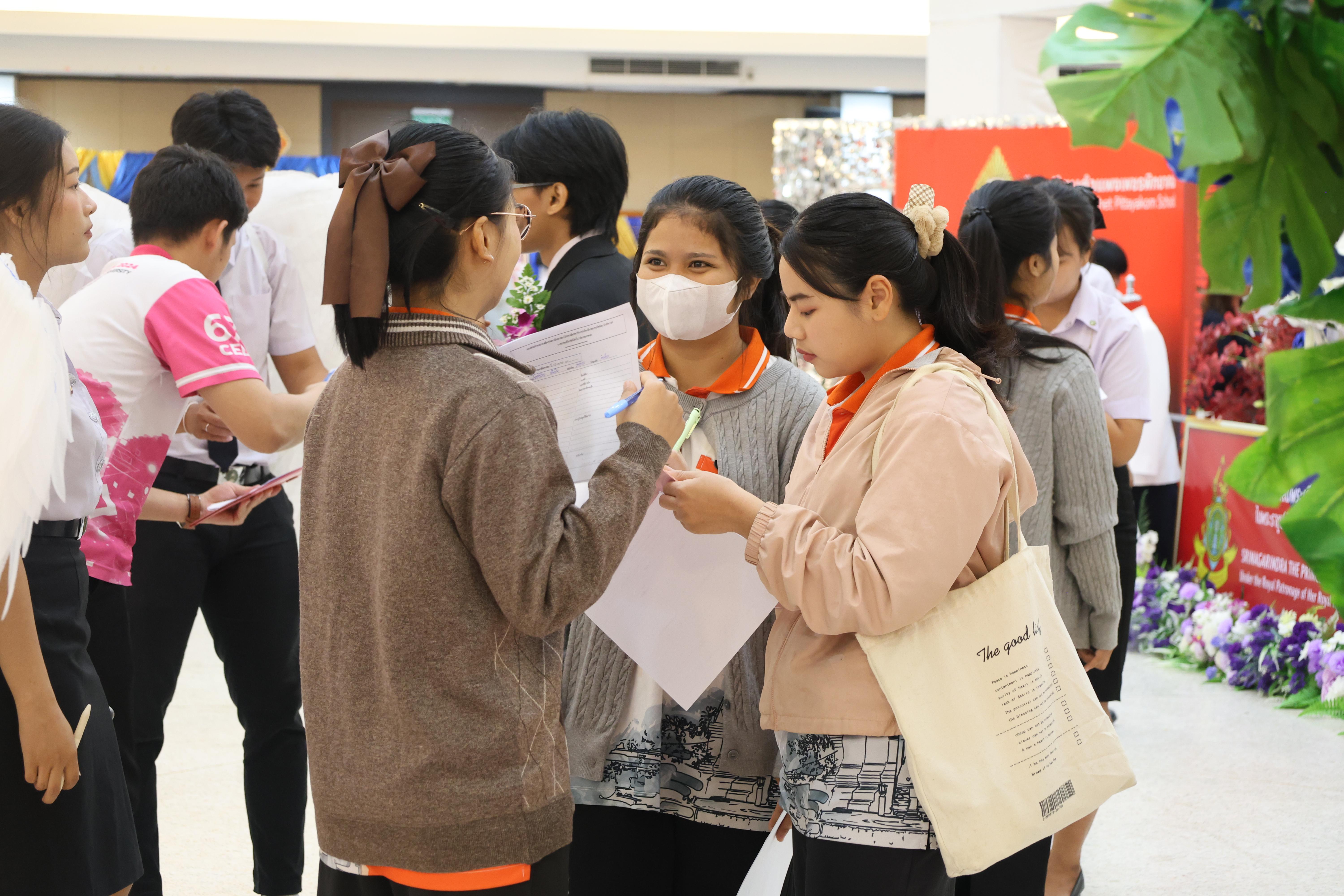 165. นิทรรศการแสดงผลงานนักศึกษาฝึกประสบการณ์วิชาชีพครู ปีการศึกษา2568