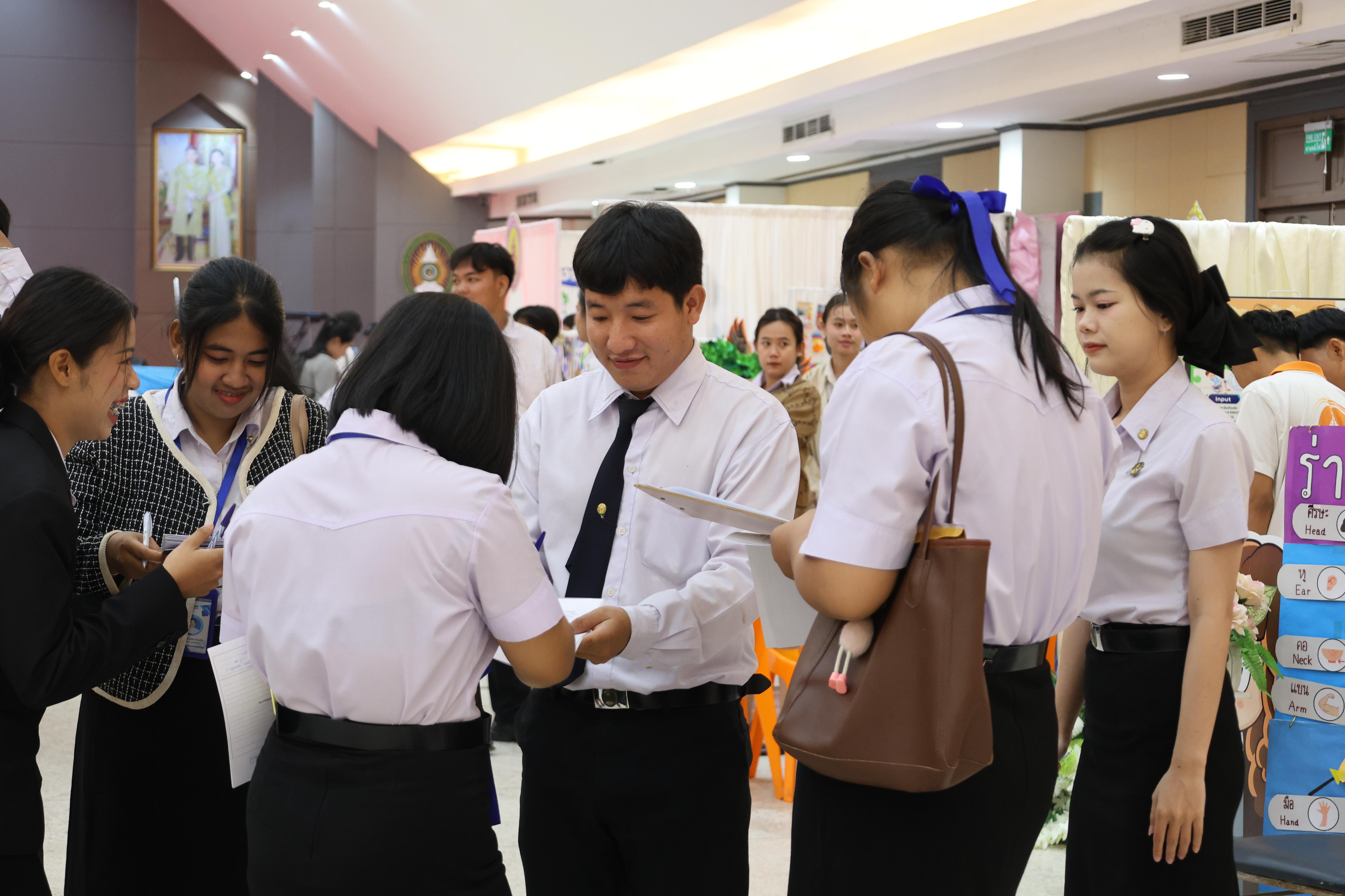 171. นิทรรศการแสดงผลงานนักศึกษาฝึกประสบการณ์วิชาชีพครู ปีการศึกษา2568