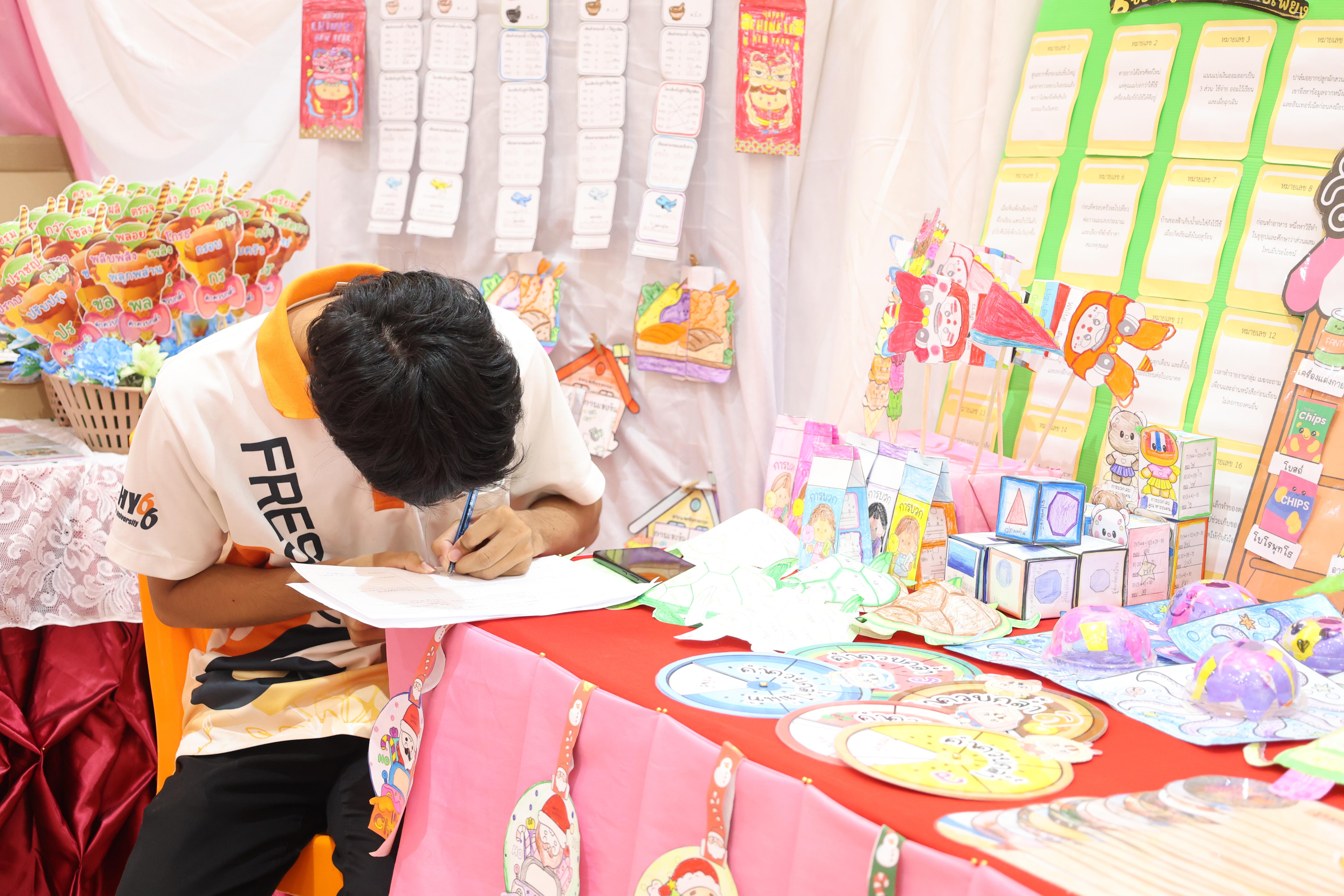 190. นิทรรศการแสดงผลงานนักศึกษาฝึกประสบการณ์วิชาชีพครู ปีการศึกษา2568