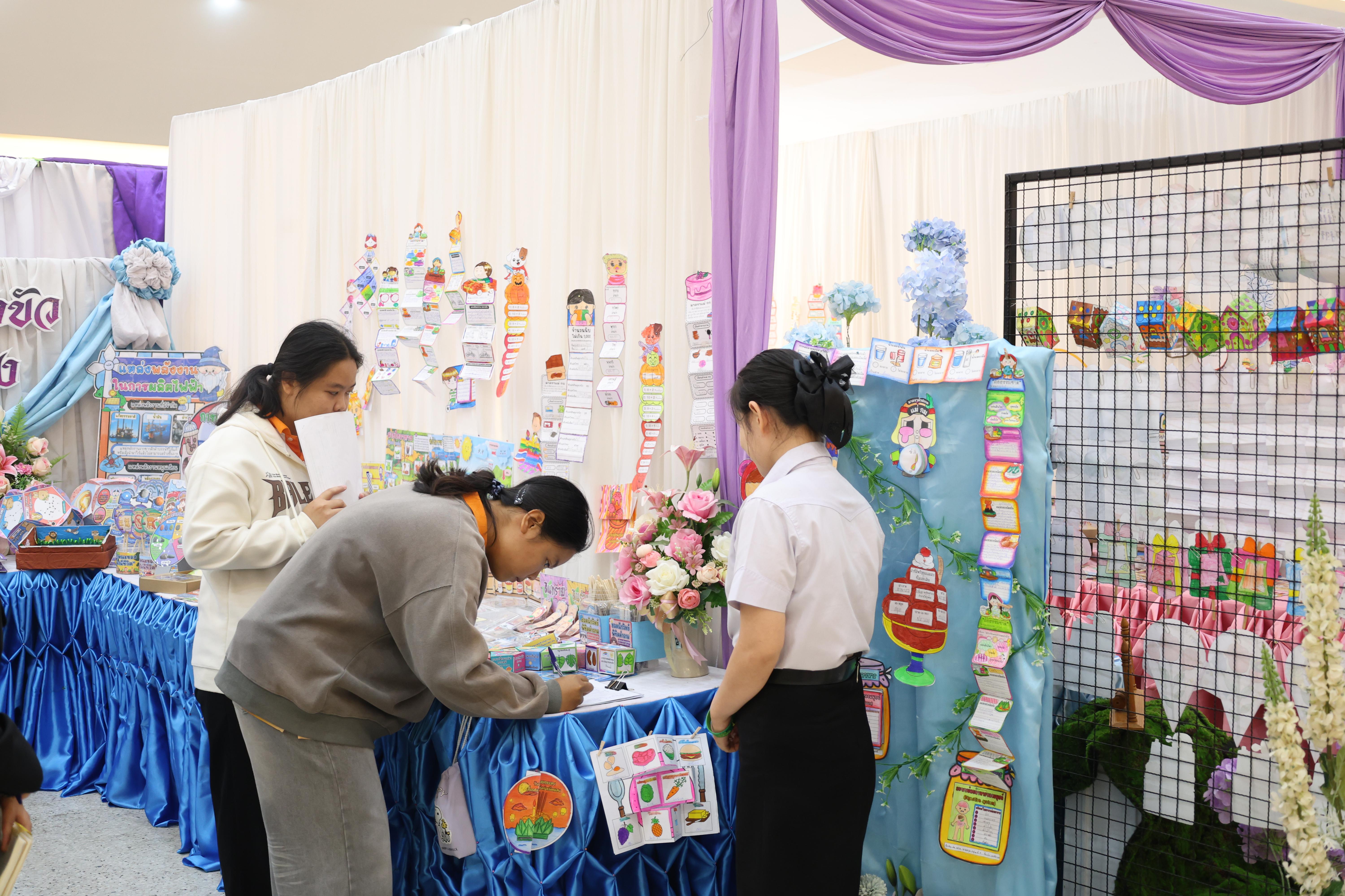 194. นิทรรศการแสดงผลงานนักศึกษาฝึกประสบการณ์วิชาชีพครู ปีการศึกษา2568