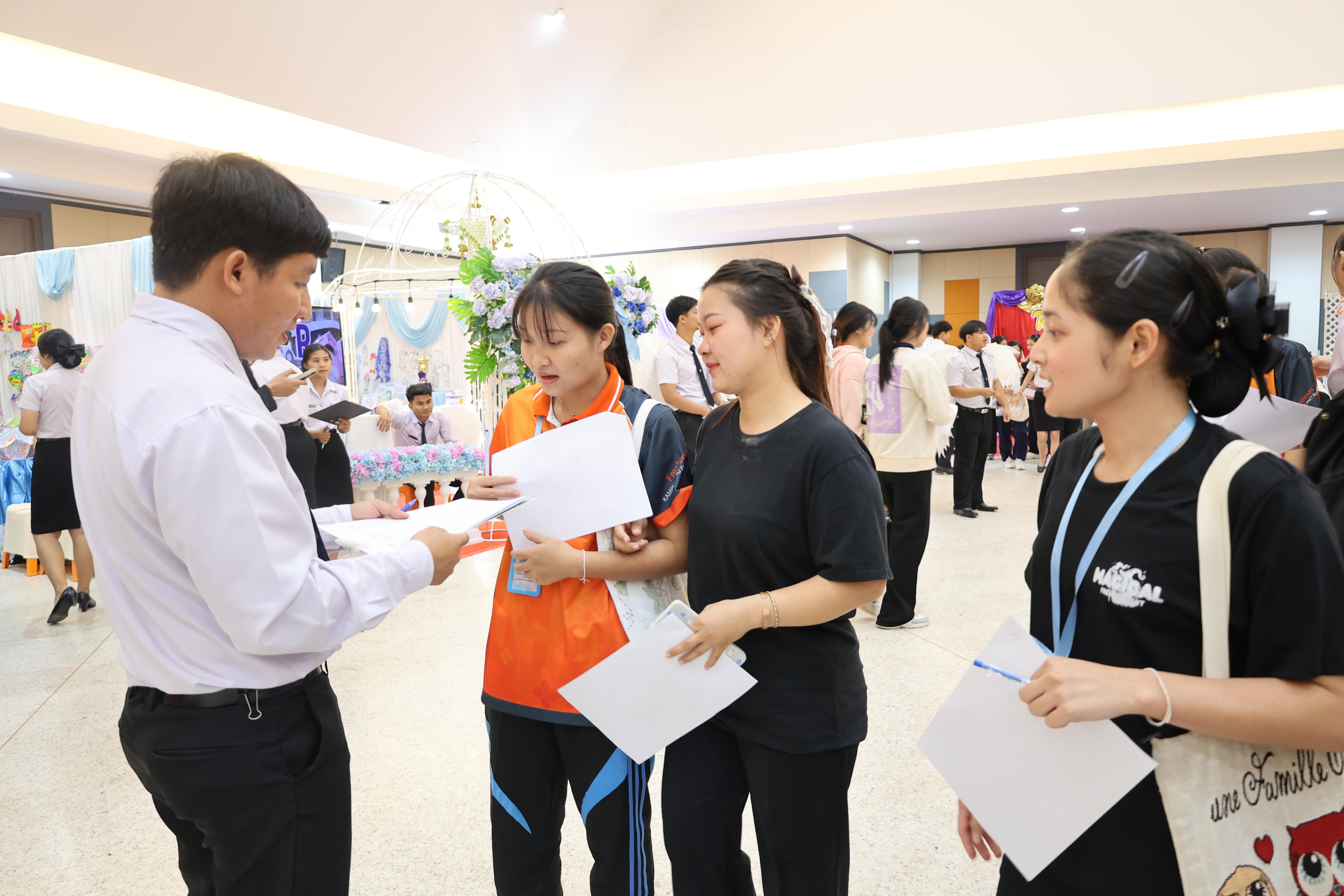 200. นิทรรศการแสดงผลงานนักศึกษาฝึกประสบการณ์วิชาชีพครู ปีการศึกษา2568