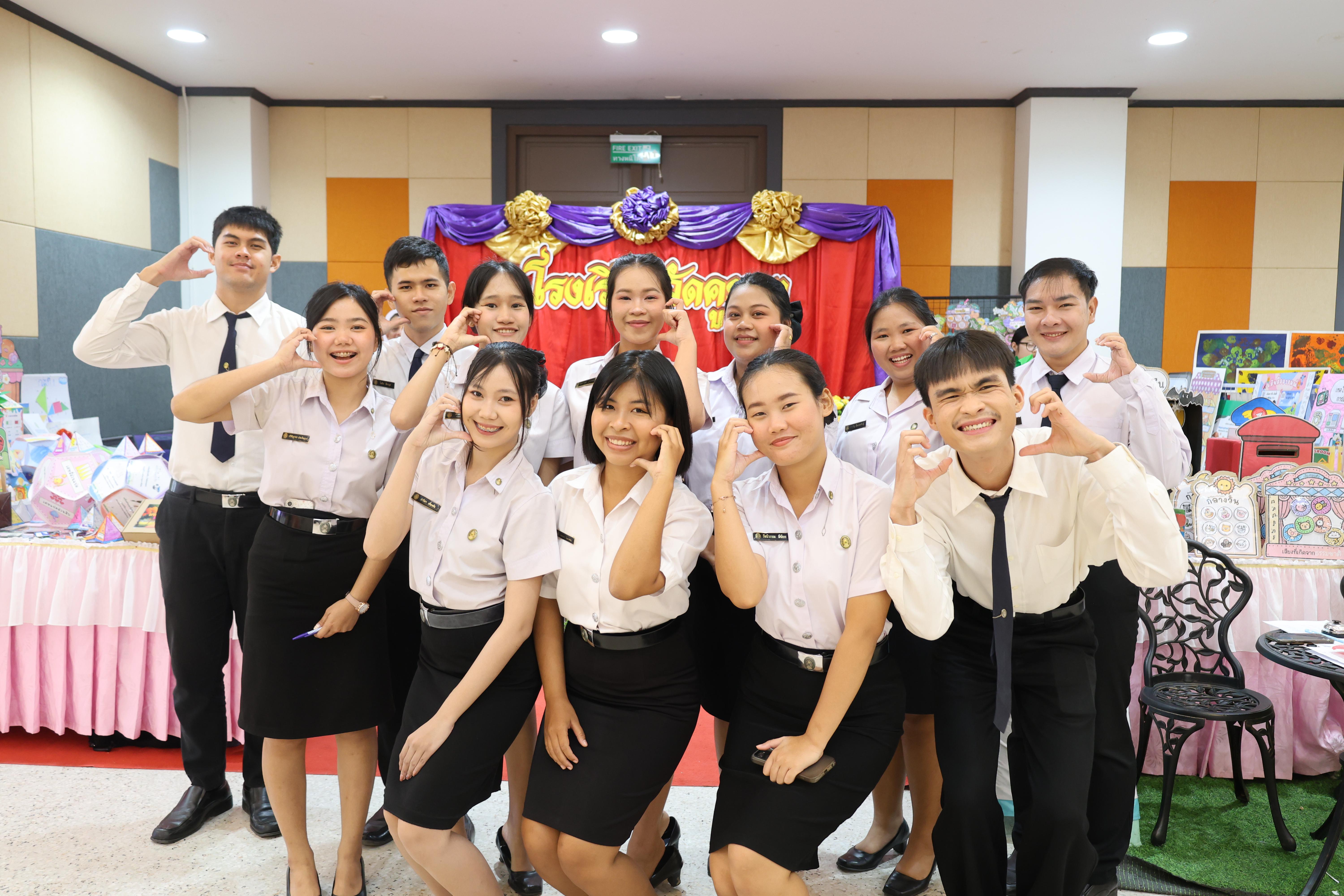 215. นิทรรศการแสดงผลงานนักศึกษาฝึกประสบการณ์วิชาชีพครู ปีการศึกษา2568