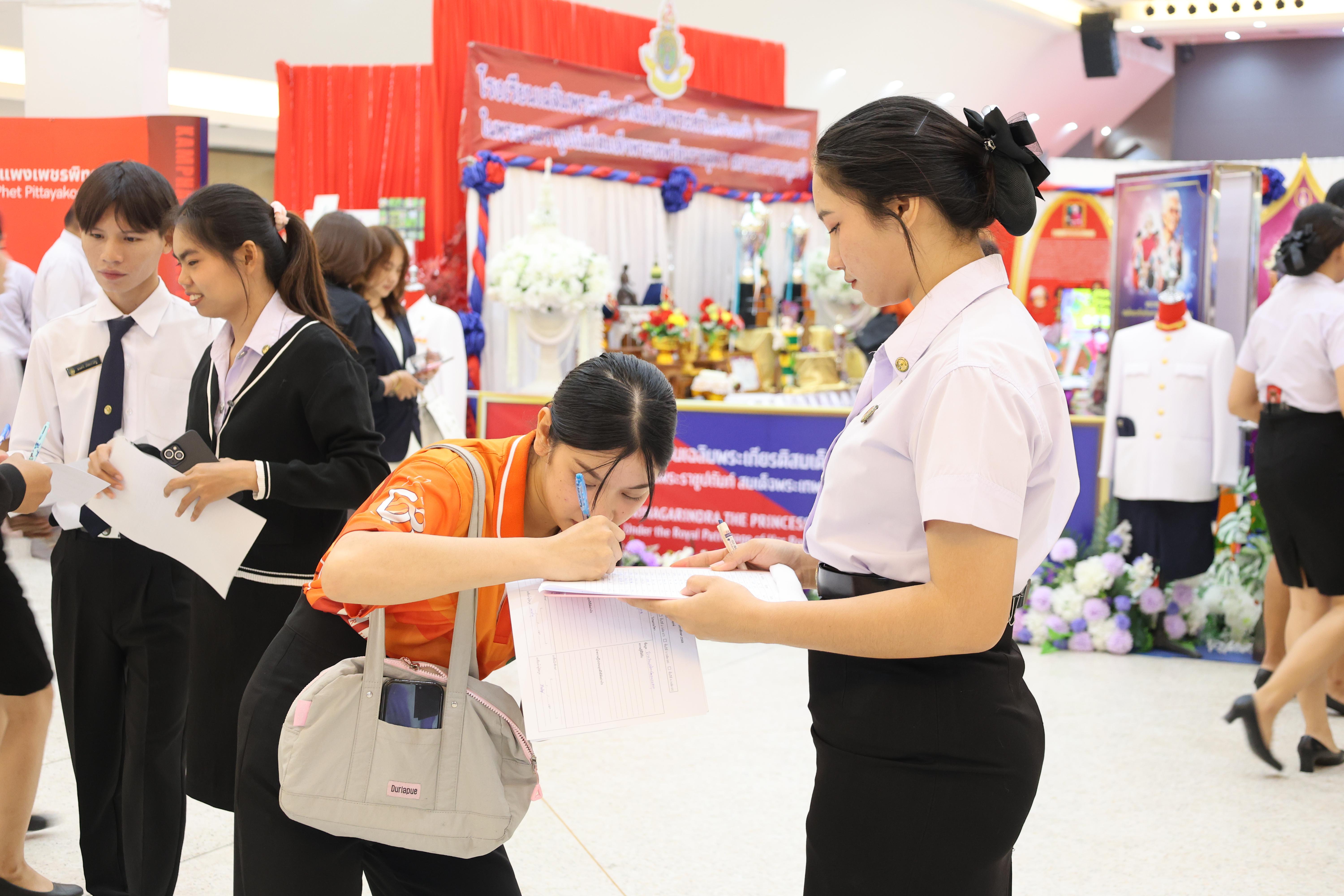 216. นิทรรศการแสดงผลงานนักศึกษาฝึกประสบการณ์วิชาชีพครู ปีการศึกษา2568