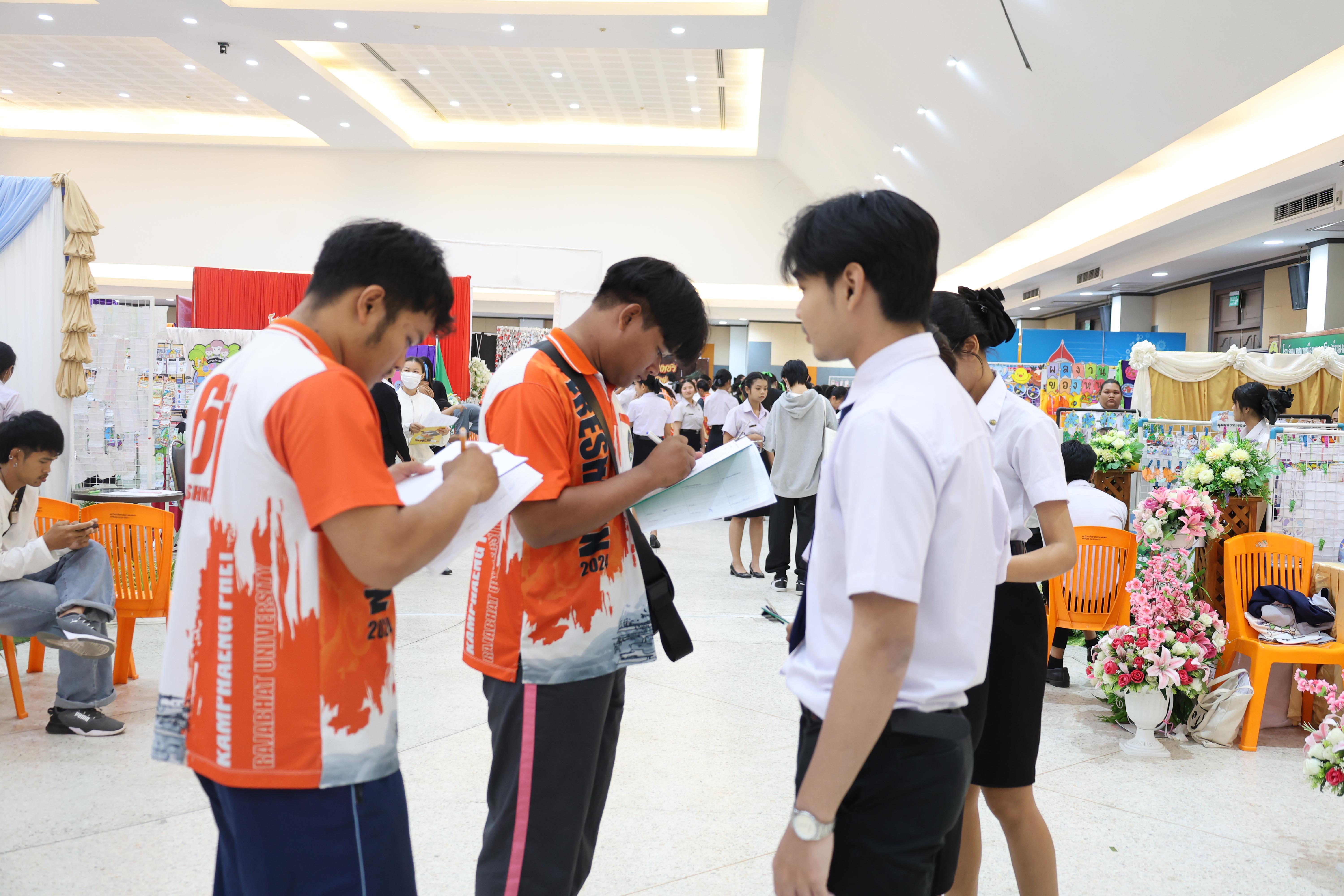 245. นิทรรศการแสดงผลงานนักศึกษาฝึกประสบการณ์วิชาชีพครู ปีการศึกษา2568