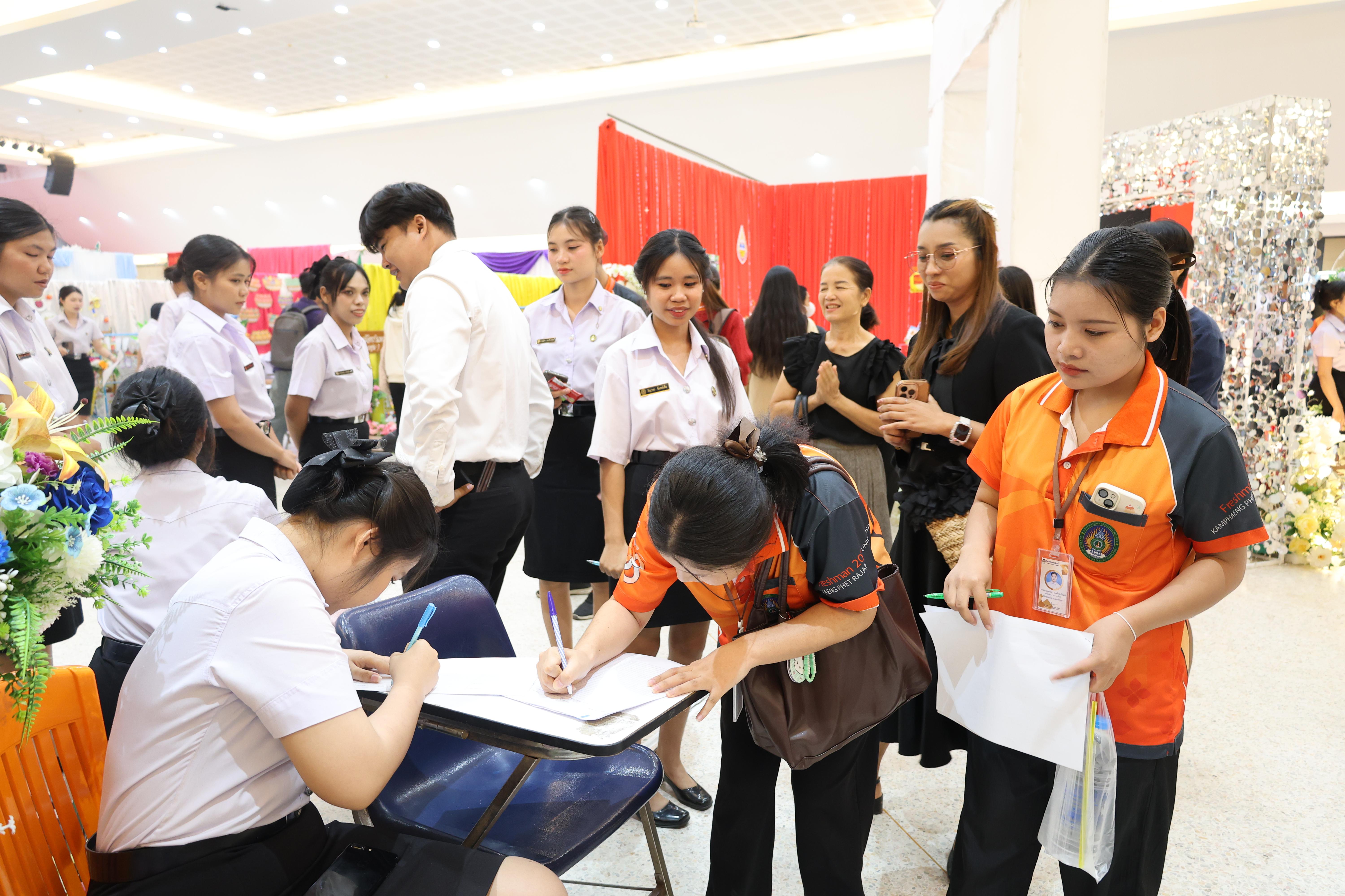 269. นิทรรศการแสดงผลงานนักศึกษาฝึกประสบการณ์วิชาชีพครู ปีการศึกษา2568