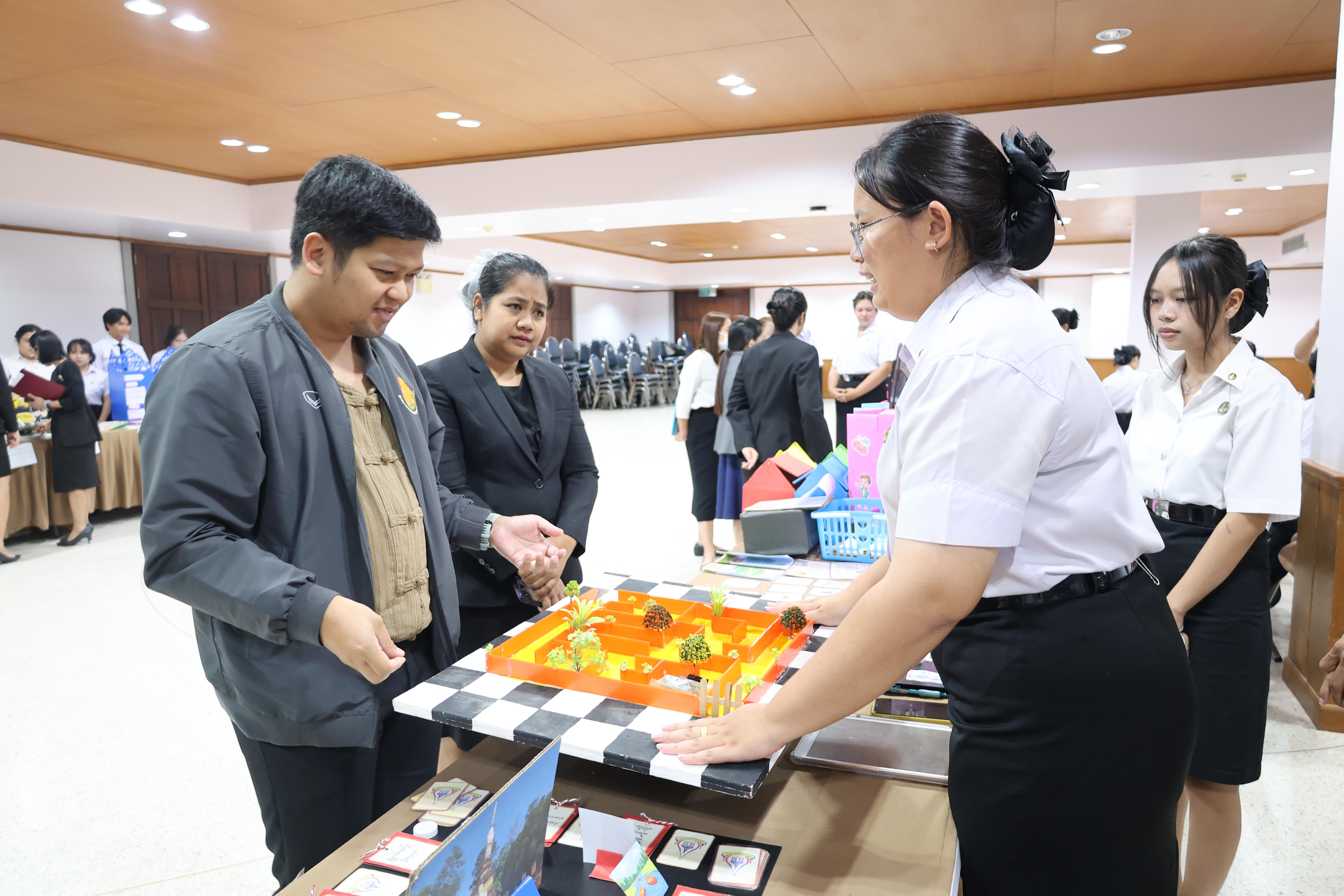 290. นิทรรศการแสดงผลงานนักศึกษาฝึกประสบการณ์วิชาชีพครู ปีการศึกษา2568