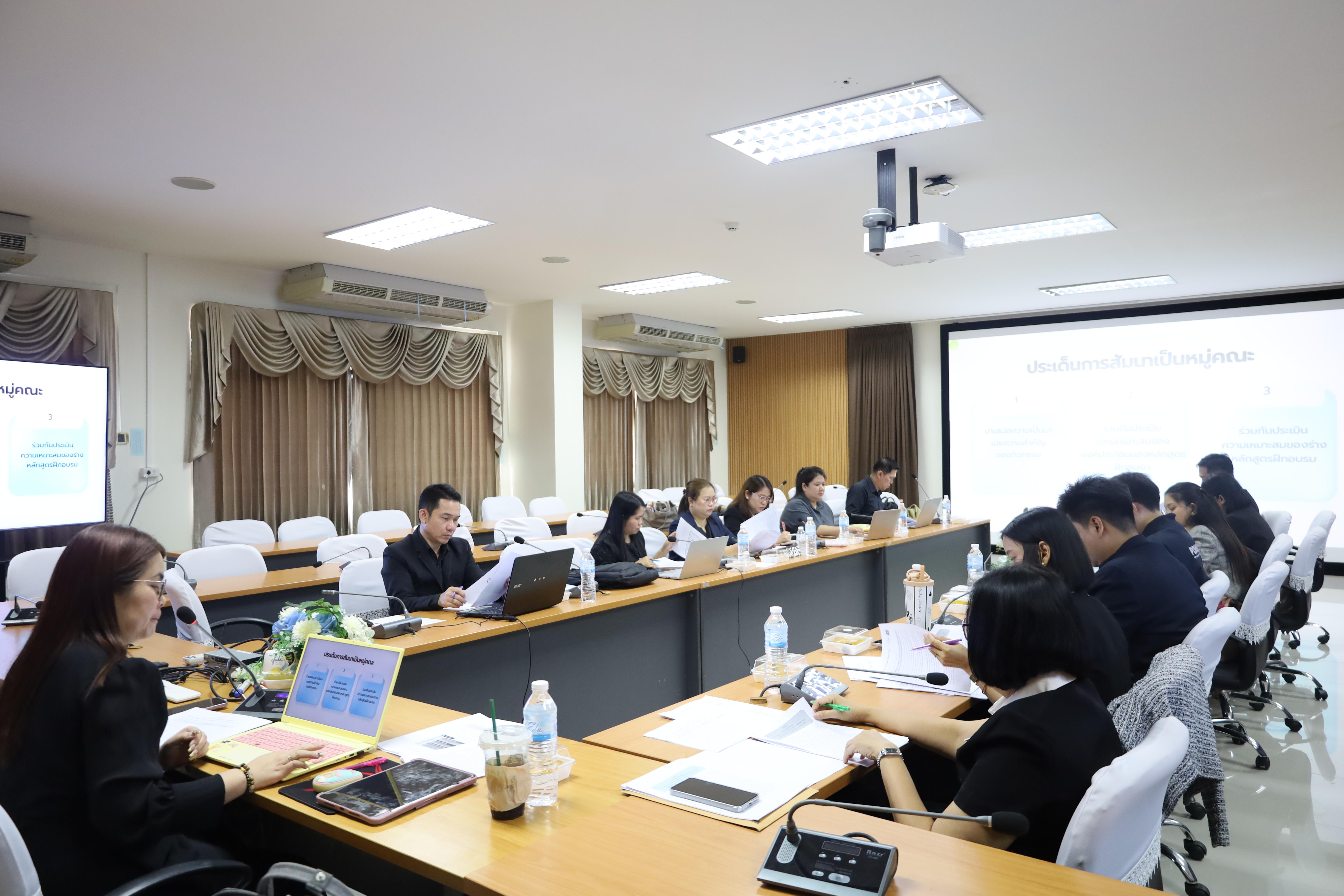 26. โครงการพัฒนารูปแบบหลักสูตรเพื่อเสริมสร้างความฉลาดรู้และคุณลักษณะ 4 ประการ