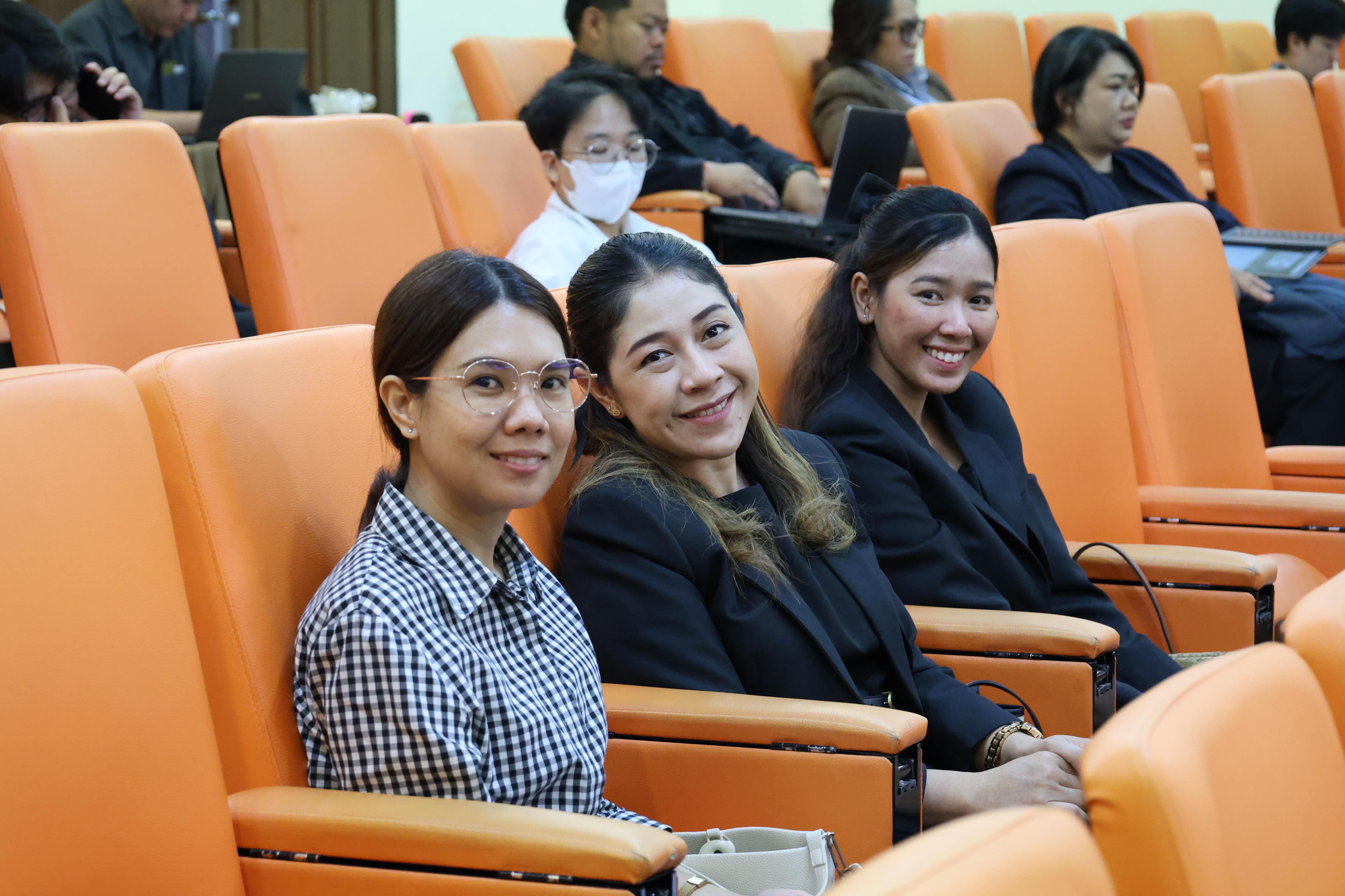 42. กิจกรรมอบรมเชิงปฏิบัติการ เรื่อง พัฒนาทักษะการทำวิจัยอย่างไรให้สำเร็จ และติดตามความก้าวหน้าการทำวิทยานิพนธ์/การค้นคว้าอิสระ สำหรับนักศึกษาระดับบัณฑิตศึกษา สาขาวิชาการบริหารการศึกษา